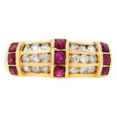 Bague en or jaune 14 carats avec rubis et diamants