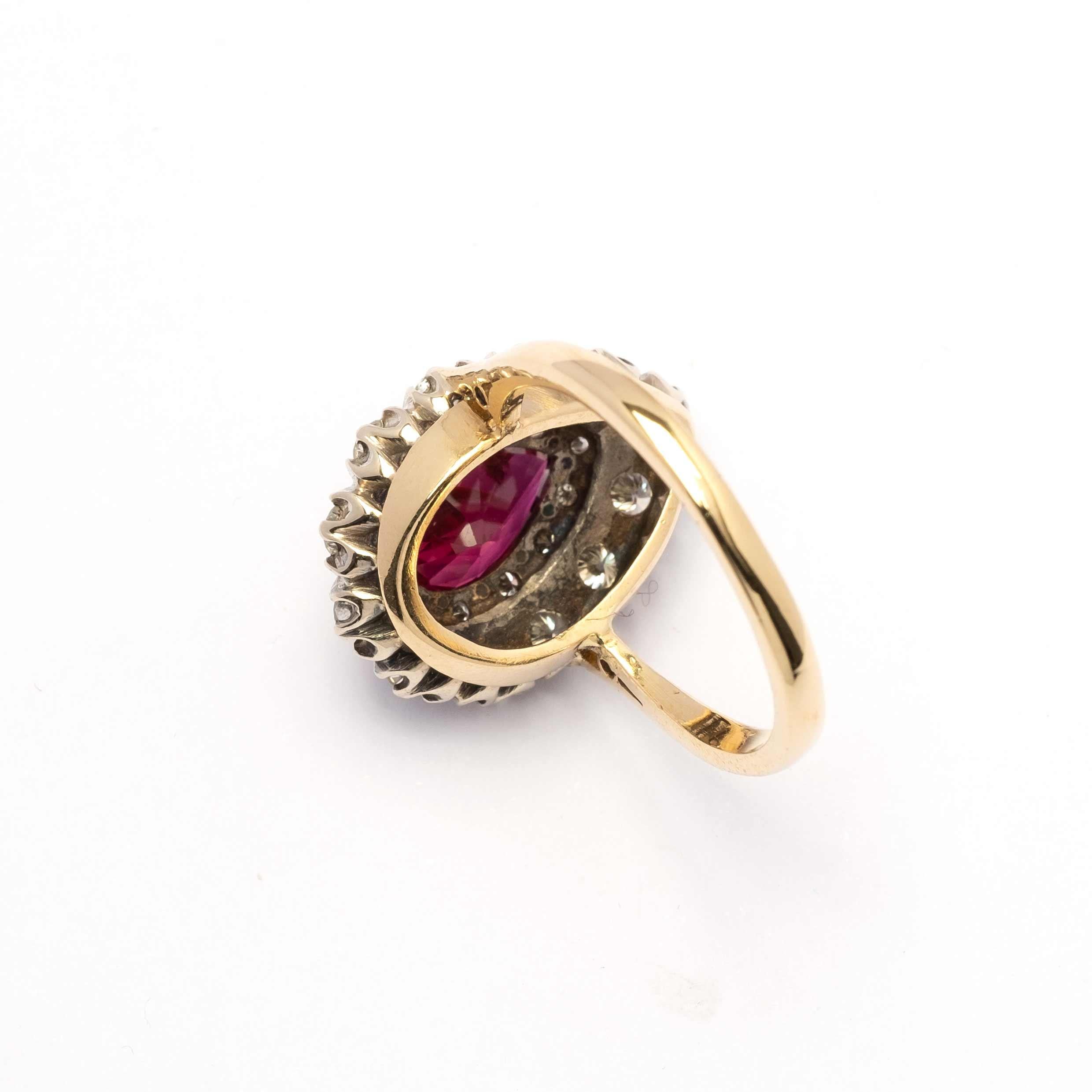 Un grande classico con questo anello Vintage, incastonato in oro 18 ct con un rubino naturale a forma di goccia di circa 1,50 ct, circondato da diamanti a taglio rotondo di colore bianco commerciale per un totale di 1 ct c.a.

Punti salienti:
-