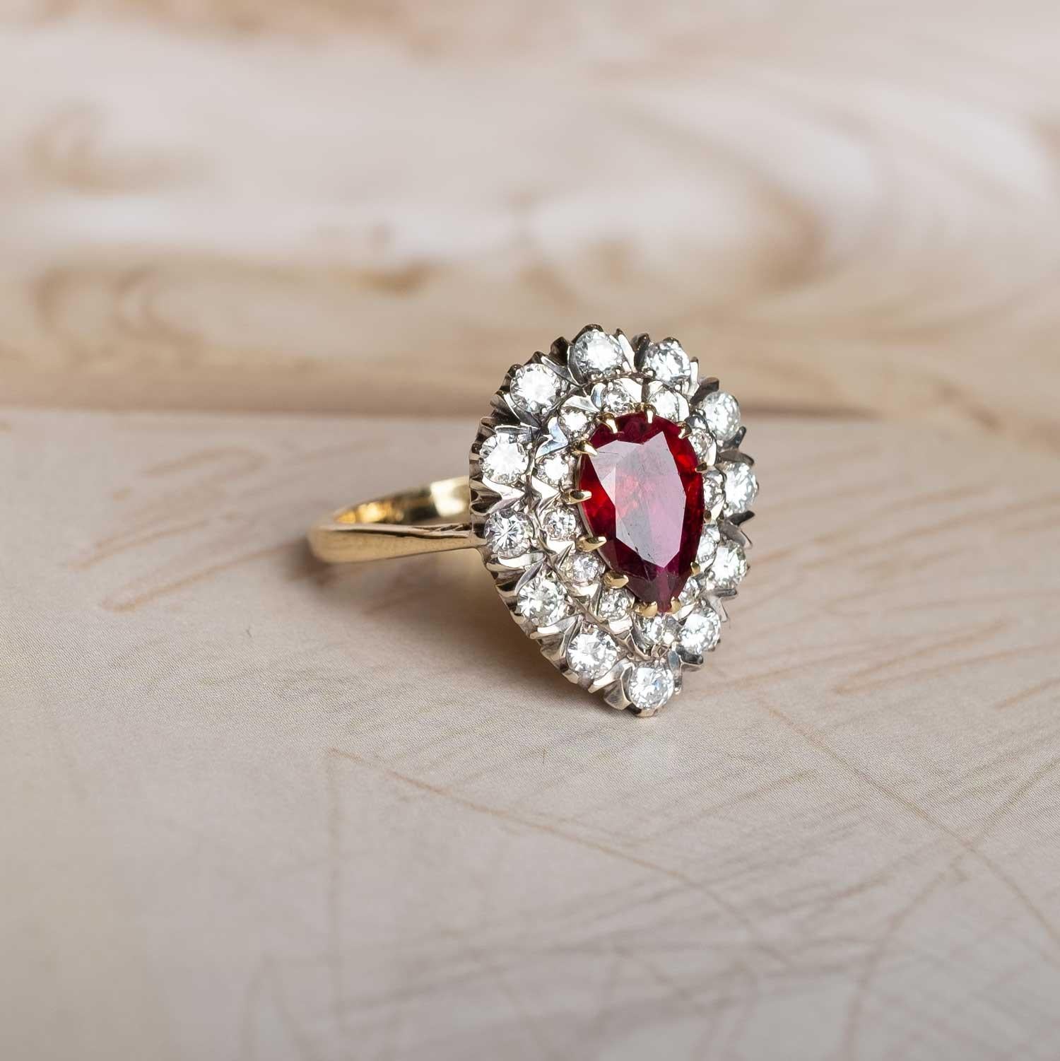 Donna Anello Vintage con rubino e diamanti in vendita