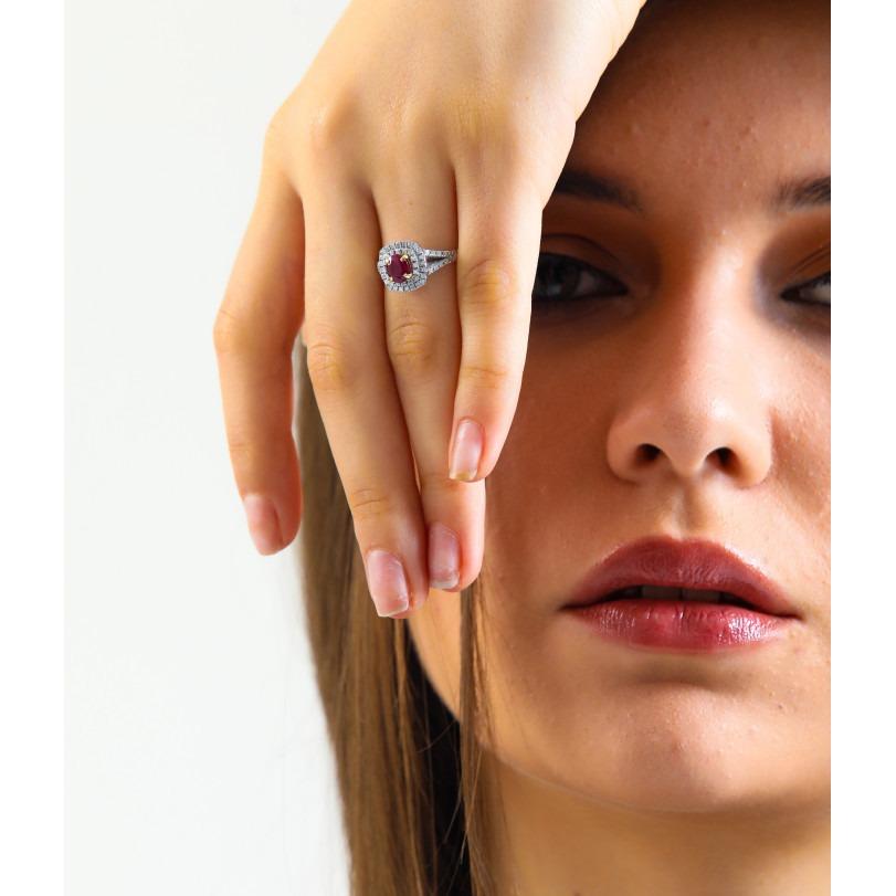 Detalles del producto :

- Por encargo

- Oro Kt: 14kt

- Colores de oro disponibles: Oro rosa, Oro amarillo, Oro blanco

- 0,43ct Diamante Redondo Natural

- 0,77 ct Rubí natural

- Color-Claridad del diamante: Color F-G Claridad VS/SI

- Viene con