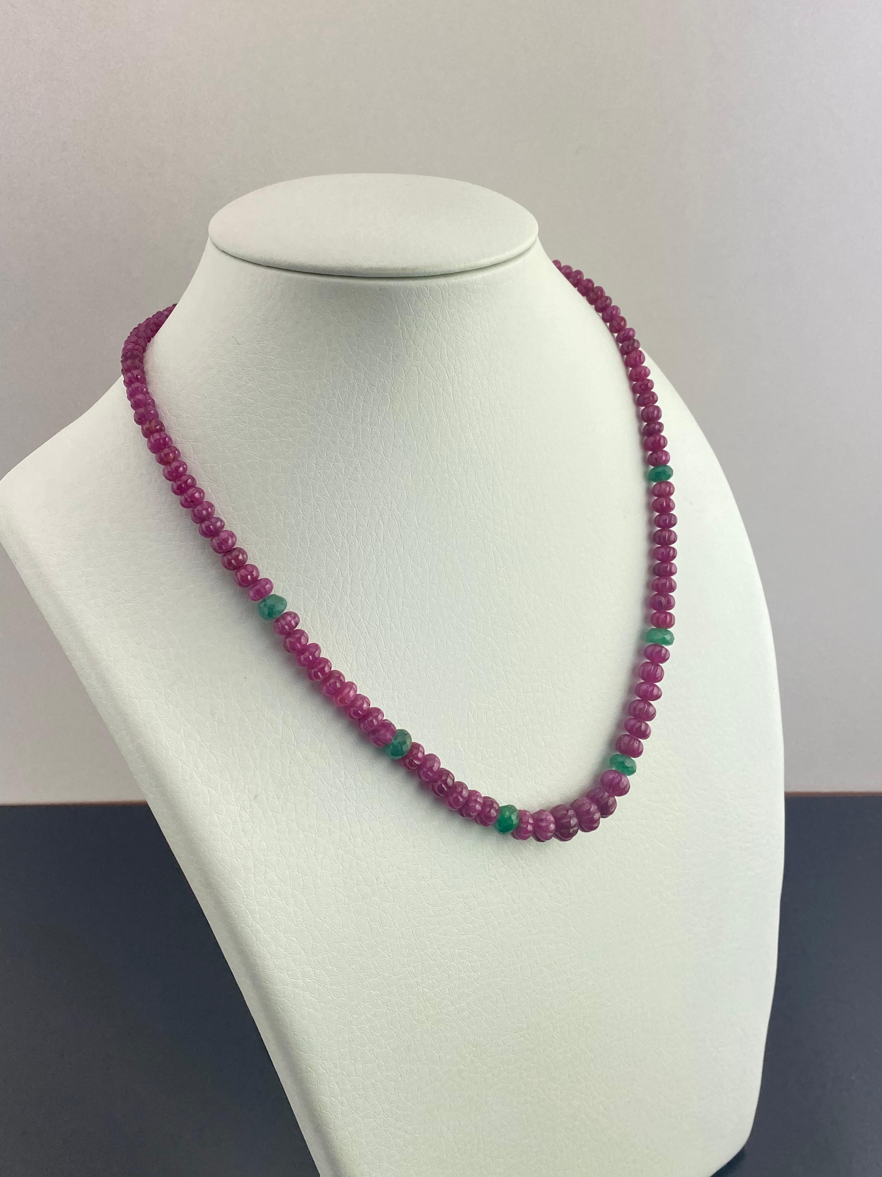 Un filo di perline di rubino e smeraldo, trasformato in una collana con chiusura in argento. Totale 171 carati. 
La lunghezza della catena può essere modificata. 

Per ulteriori informazioni, inviaci un messaggio. 
La spedizione è gratuita e