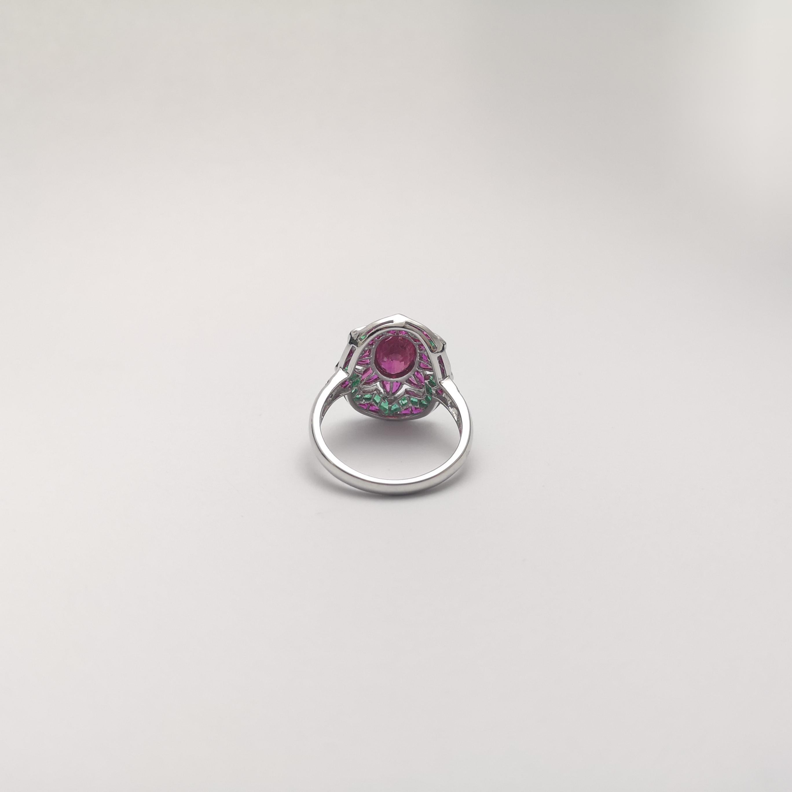Ring mit Rubin und Smaragd in 18 Karat Weißgold gefasst in Fassungen im Angebot 4