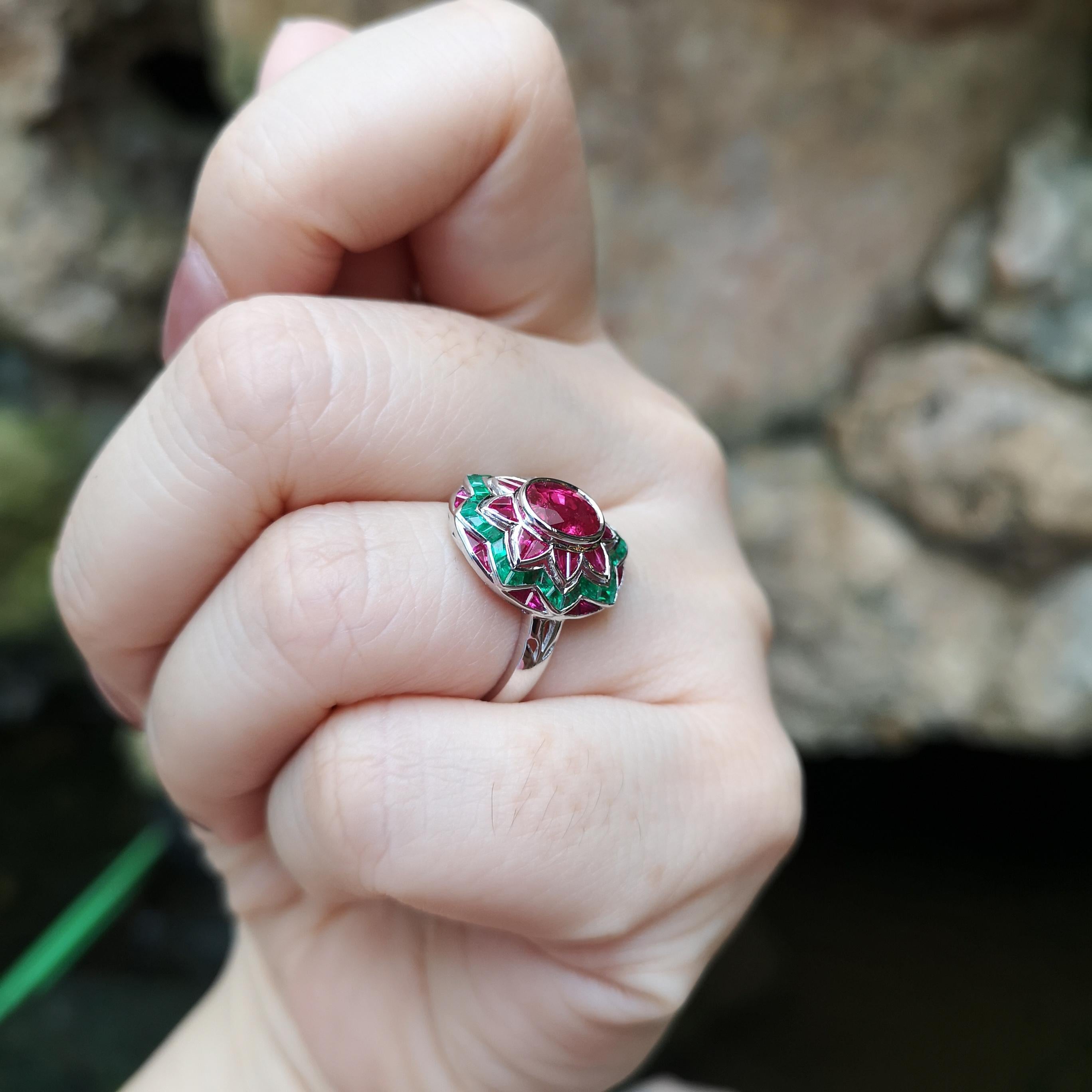 Ring mit Rubin und Smaragd in 18 Karat Weißgold gefasst in Fassungen (Art déco) im Angebot