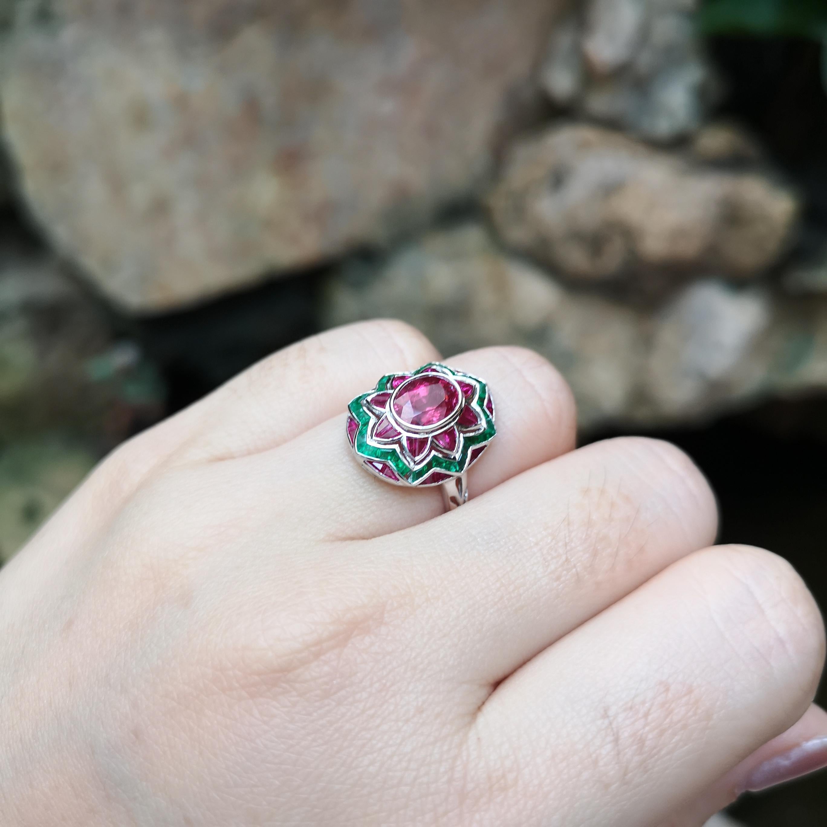 Ring mit Rubin und Smaragd in 18 Karat Weißgold gefasst in Fassungen im Zustand „Neu“ im Angebot in Bangkok, TH