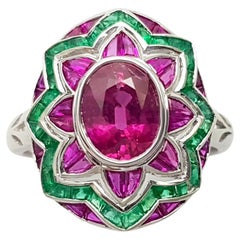 Anillo de rubí y esmeralda engastados en oro blanco de 18 quilates