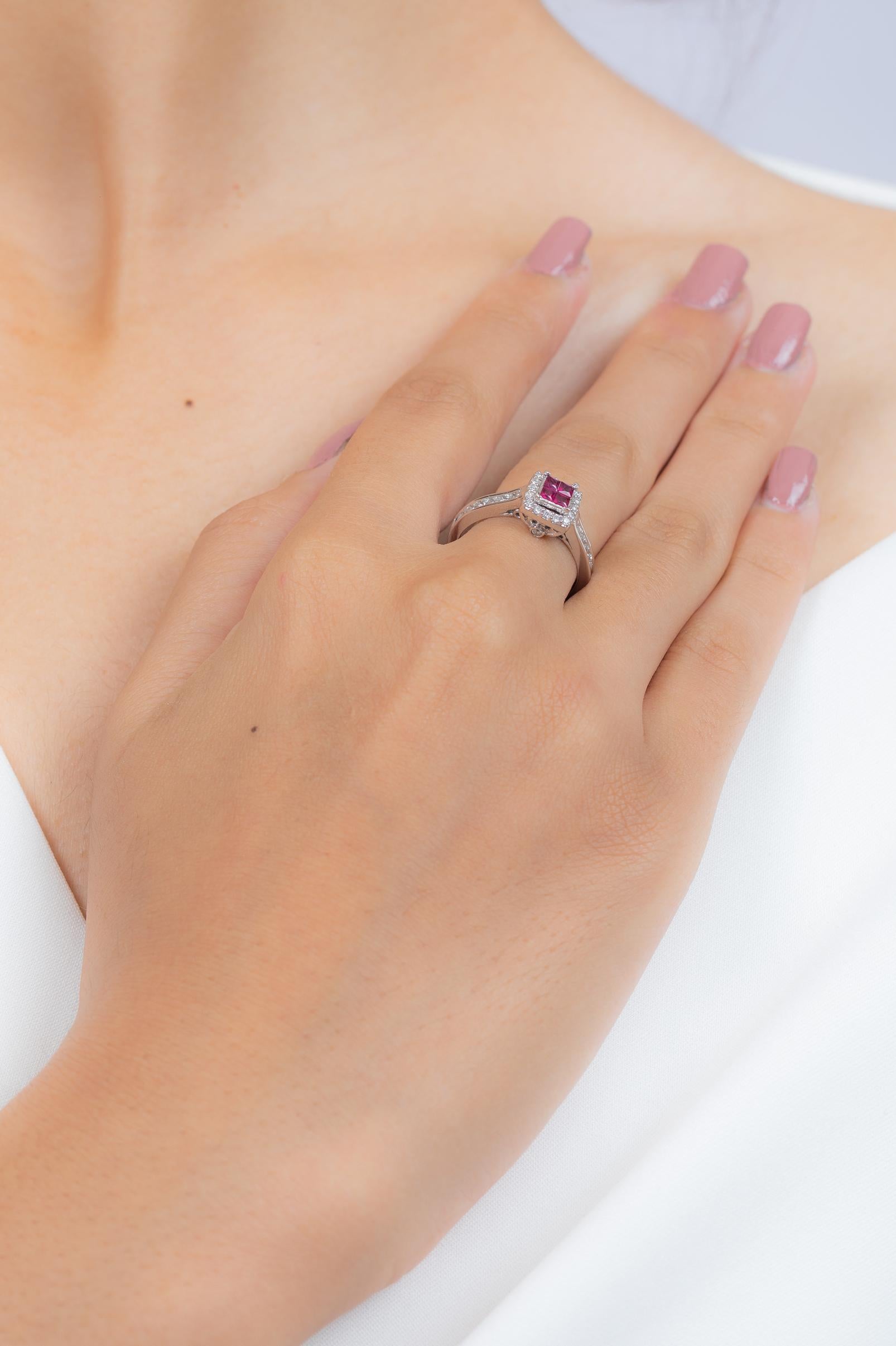 En vente :  Bague de fiançailles en or blanc massif 18 carats avec rubis et halo de diamants 5