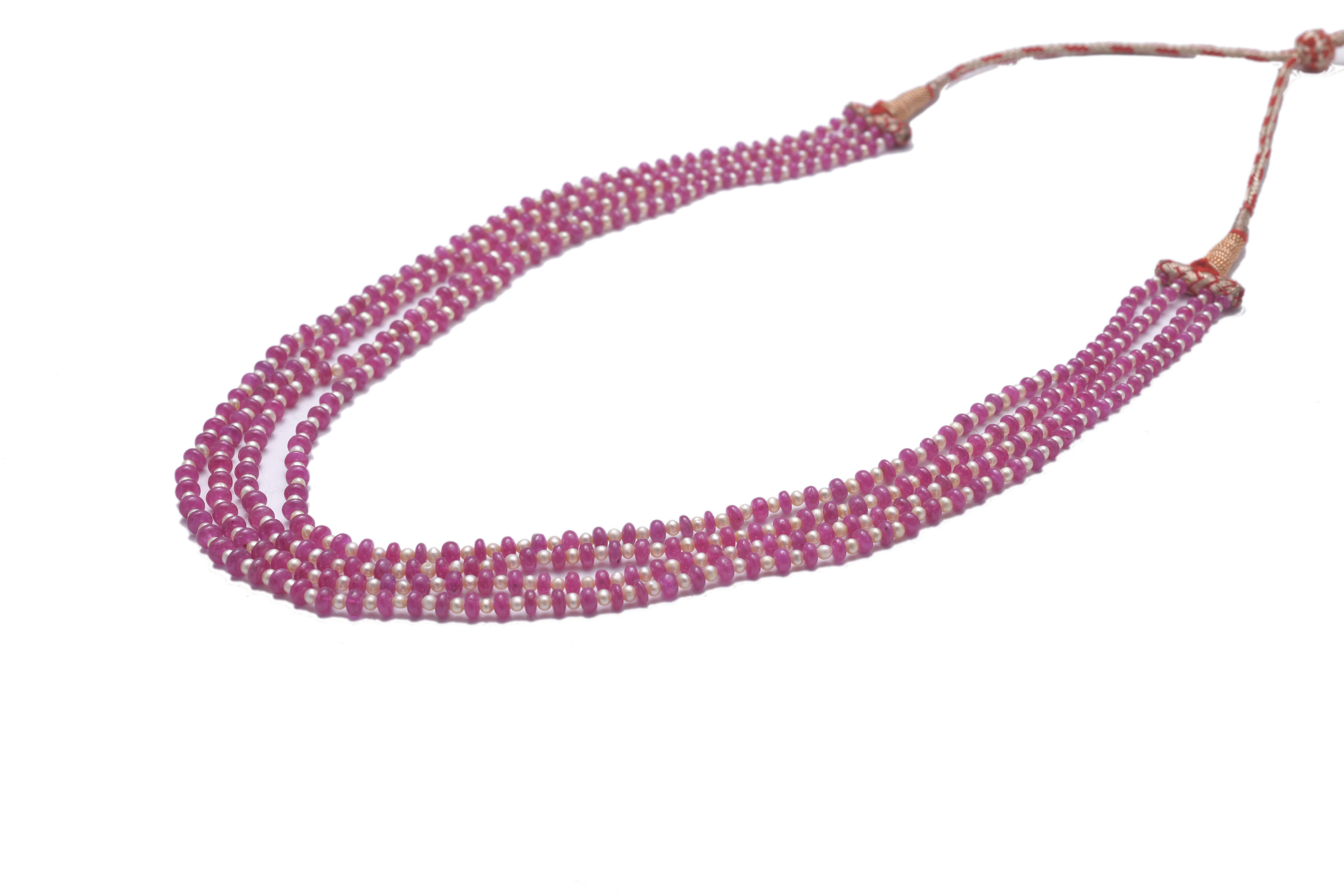 Taglio cuscino antico Collana di rubini e perle in vendita
