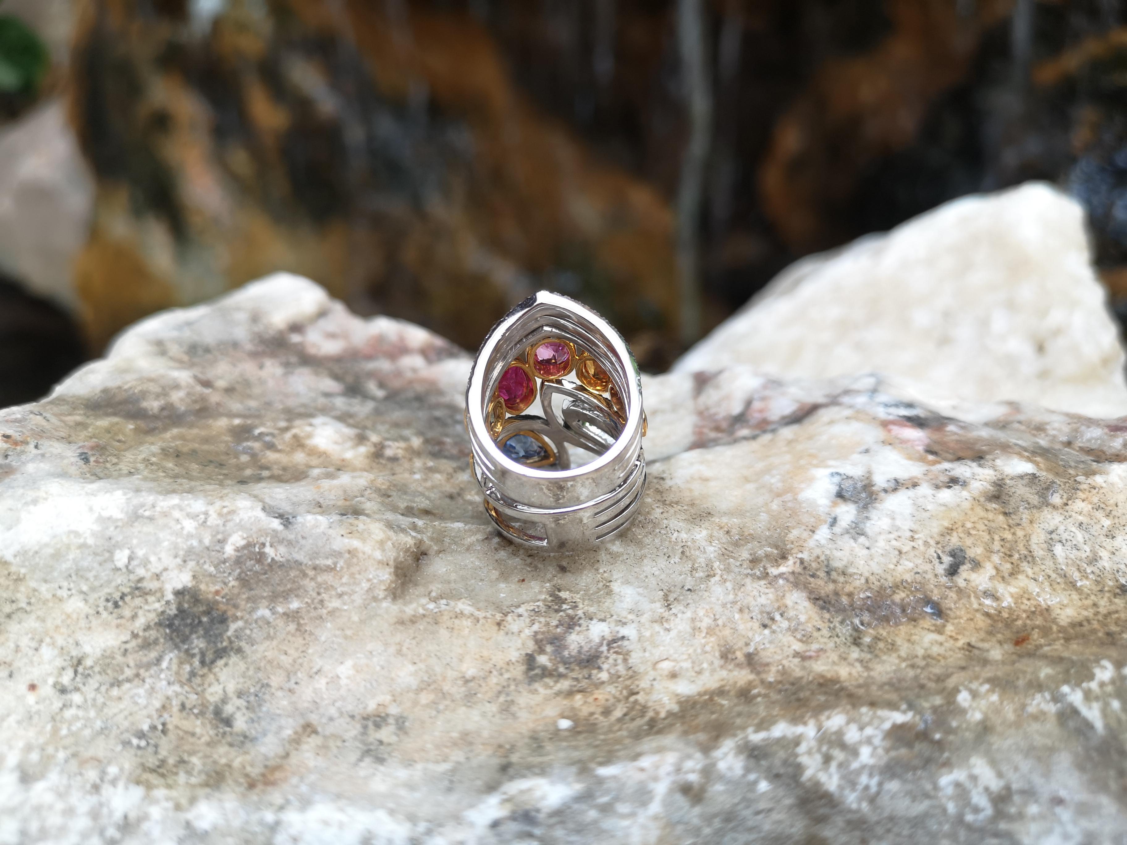 Bague en or 18 carats sertie d'un rubis et d'un saphir multicolore avec diamants en vente 5