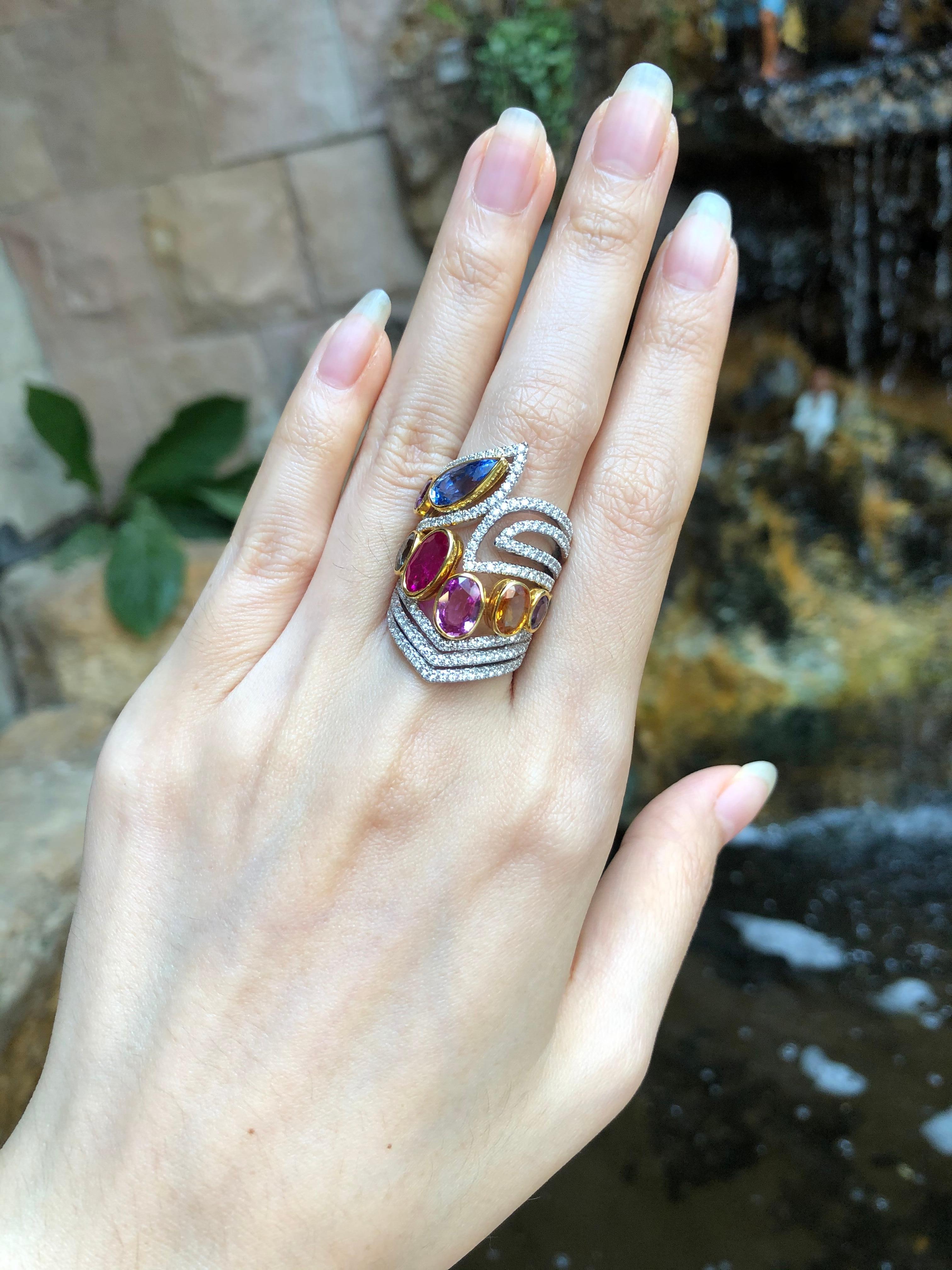 Rubis 1,79 carats, saphir couleur arc-en-ciel 3,16 carats, saphir bleu 2,42 carats, saphir rose 1,23 carats et diamant 1,23 carats Bague sertie dans des montures en or 18 carats

Largeur :  1.9 cm 
Longueur : 3,5 cm
Taille de l'anneau : 52
Poids