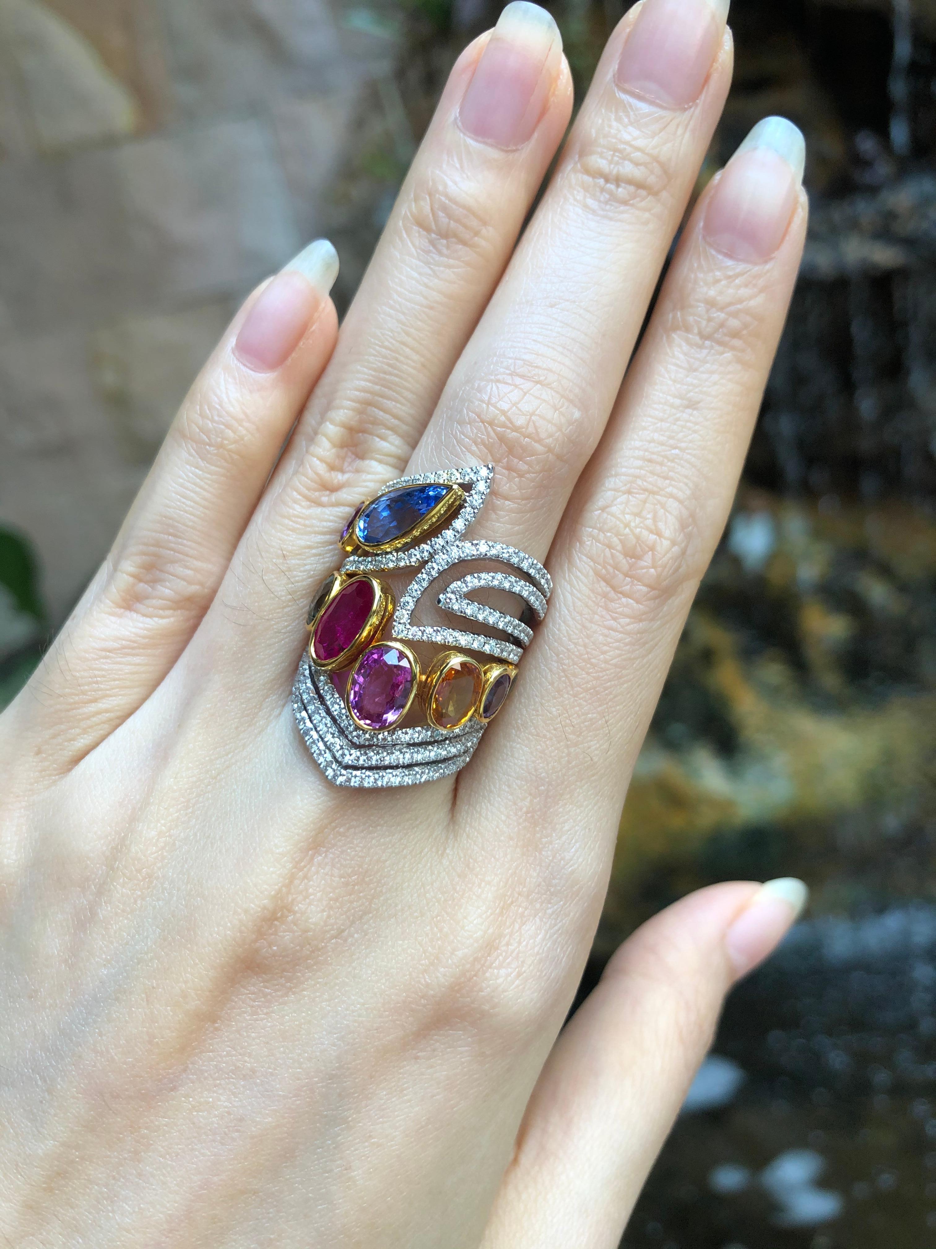 Contemporain Bague en or 18 carats sertie d'un rubis et d'un saphir multicolore avec diamants en vente