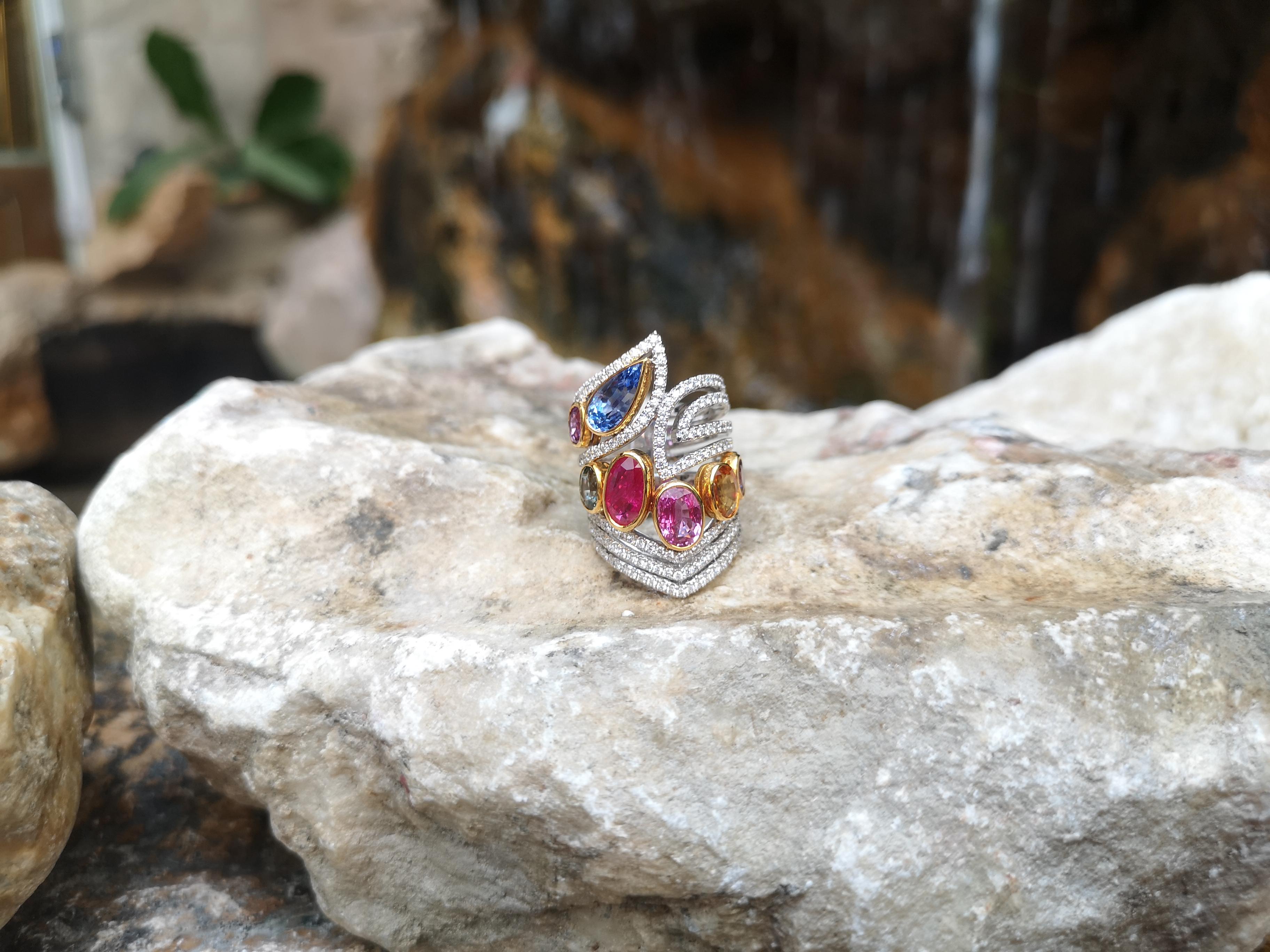 Bague en or 18 carats sertie d'un rubis et d'un saphir multicolore avec diamants Neuf - En vente à Bangkok, TH
