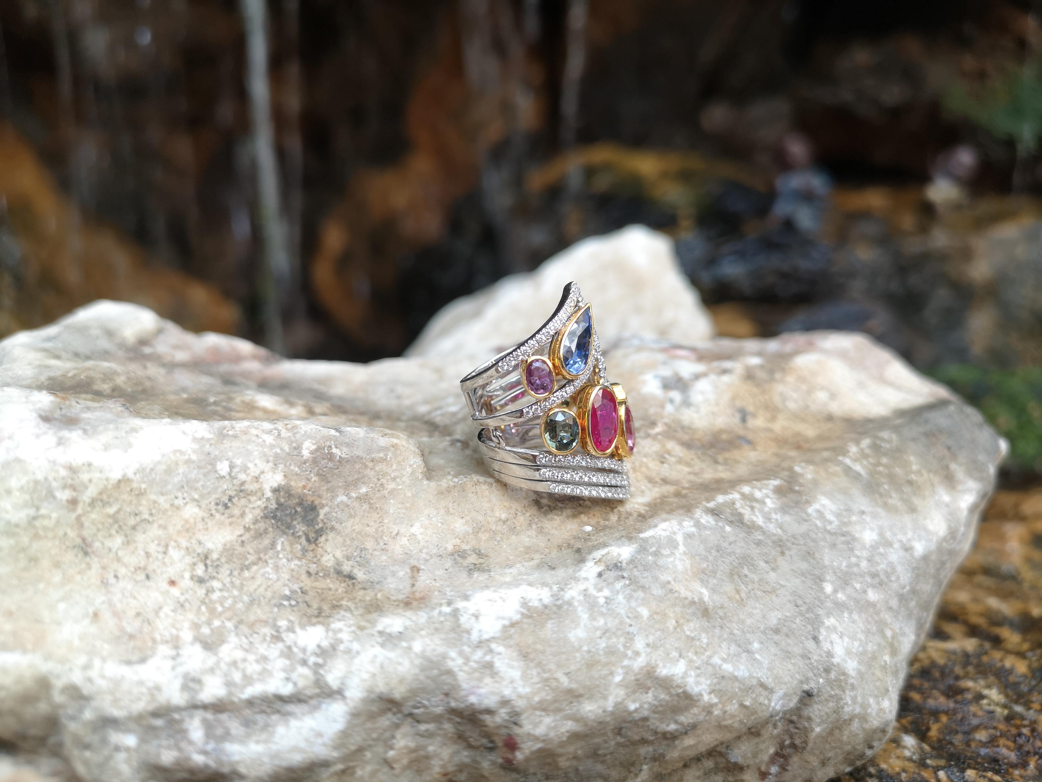 Bague en or 18 carats sertie d'un rubis et d'un saphir multicolore avec diamants en vente 1