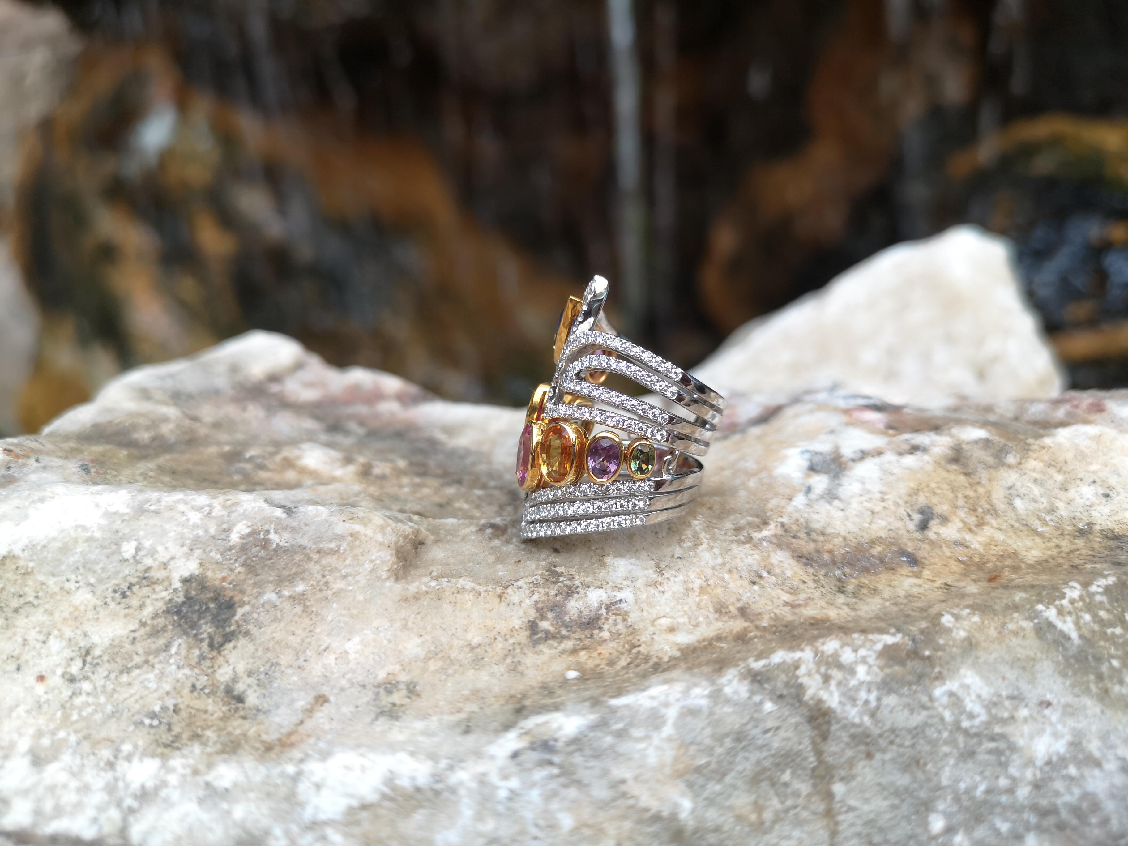 Bague en or 18 carats sertie d'un rubis et d'un saphir multicolore avec diamants en vente 2
