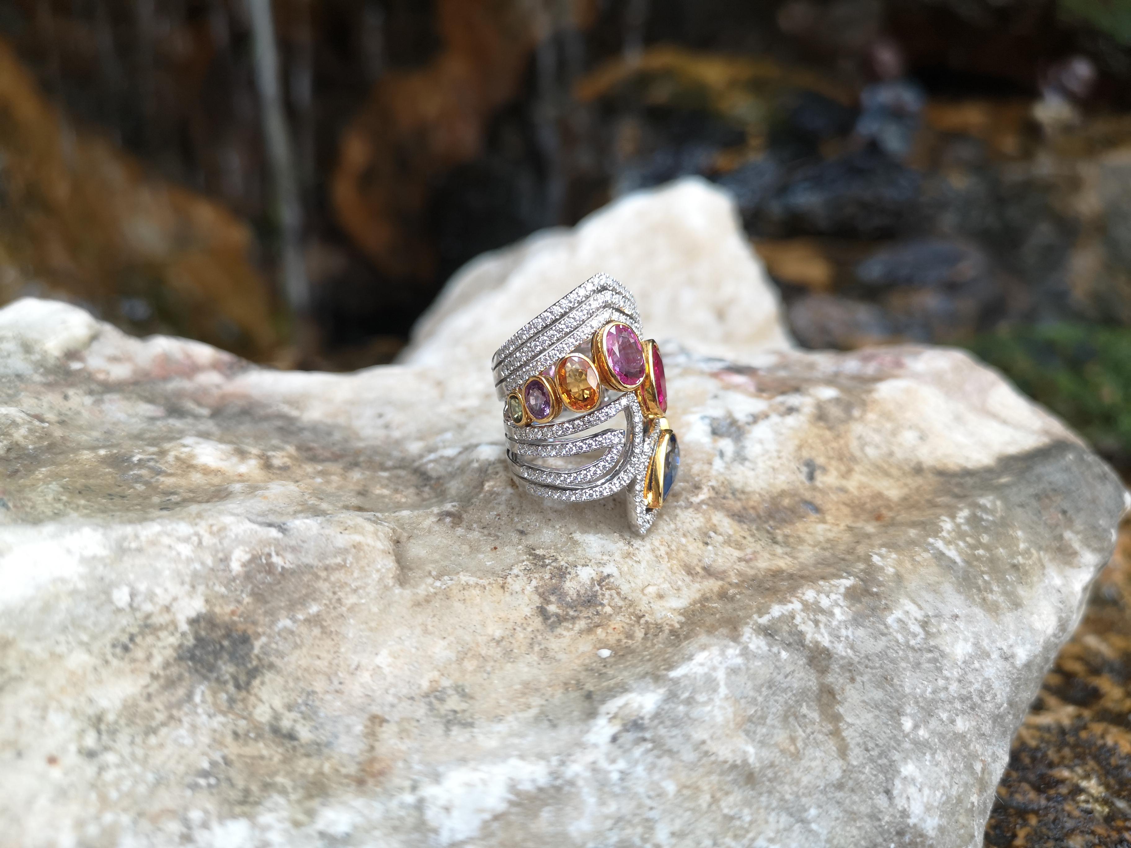 Bague en or 18 carats sertie d'un rubis et d'un saphir multicolore avec diamants en vente 3