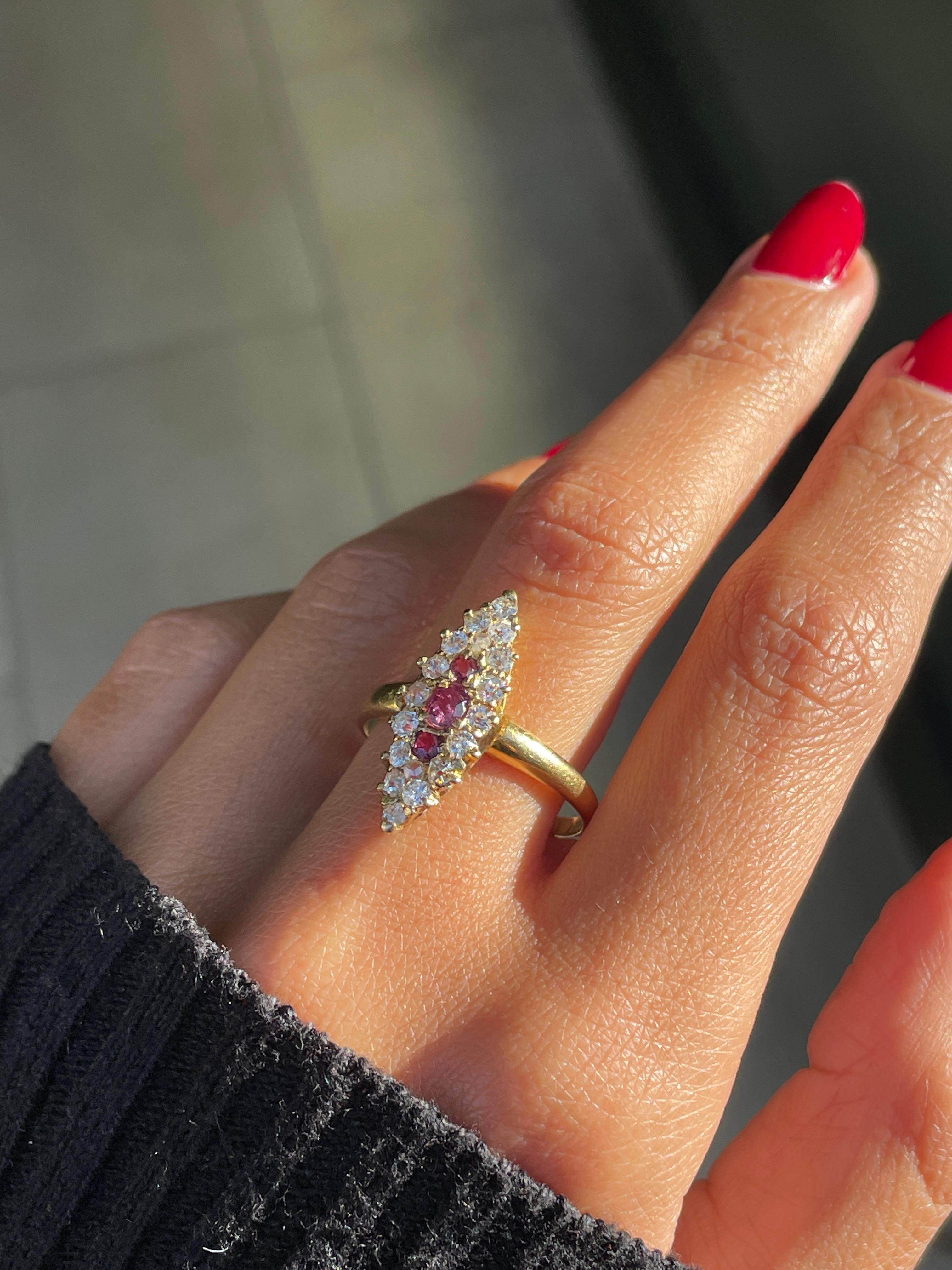 18 Karat Gelbgold Cluster-Ring mit Rubin im Altschliff und Diamanten in Marquise-Form in Marquise-Schliff im Zustand „Gut“ in London, GB
