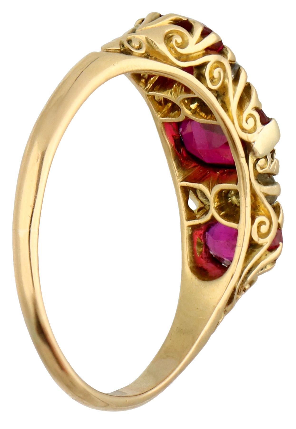 Este elegante anillo antiguo, fabricado en 1911, es un buen ejemplo del diseño de joyería eduardiano, con una clásica disposición de tres piedras engastadas en rico oro amarillo de 18 quilates. El anillo muestra una hermosa combinación de vibrantes