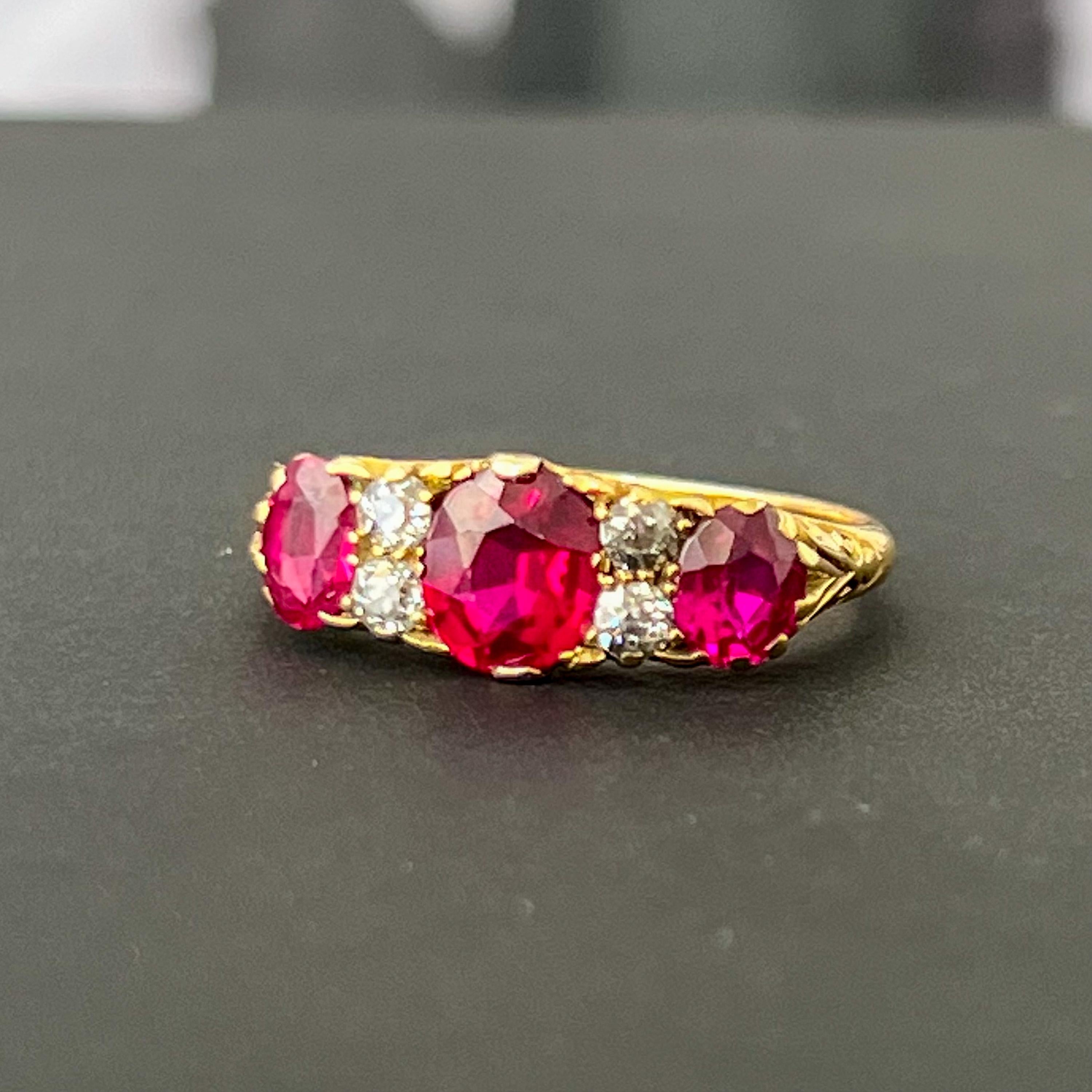Anillo Antiguo de Oro de 18 Kilates con Rubí y Diamantes talla antigua Corte cojín antiguo en venta