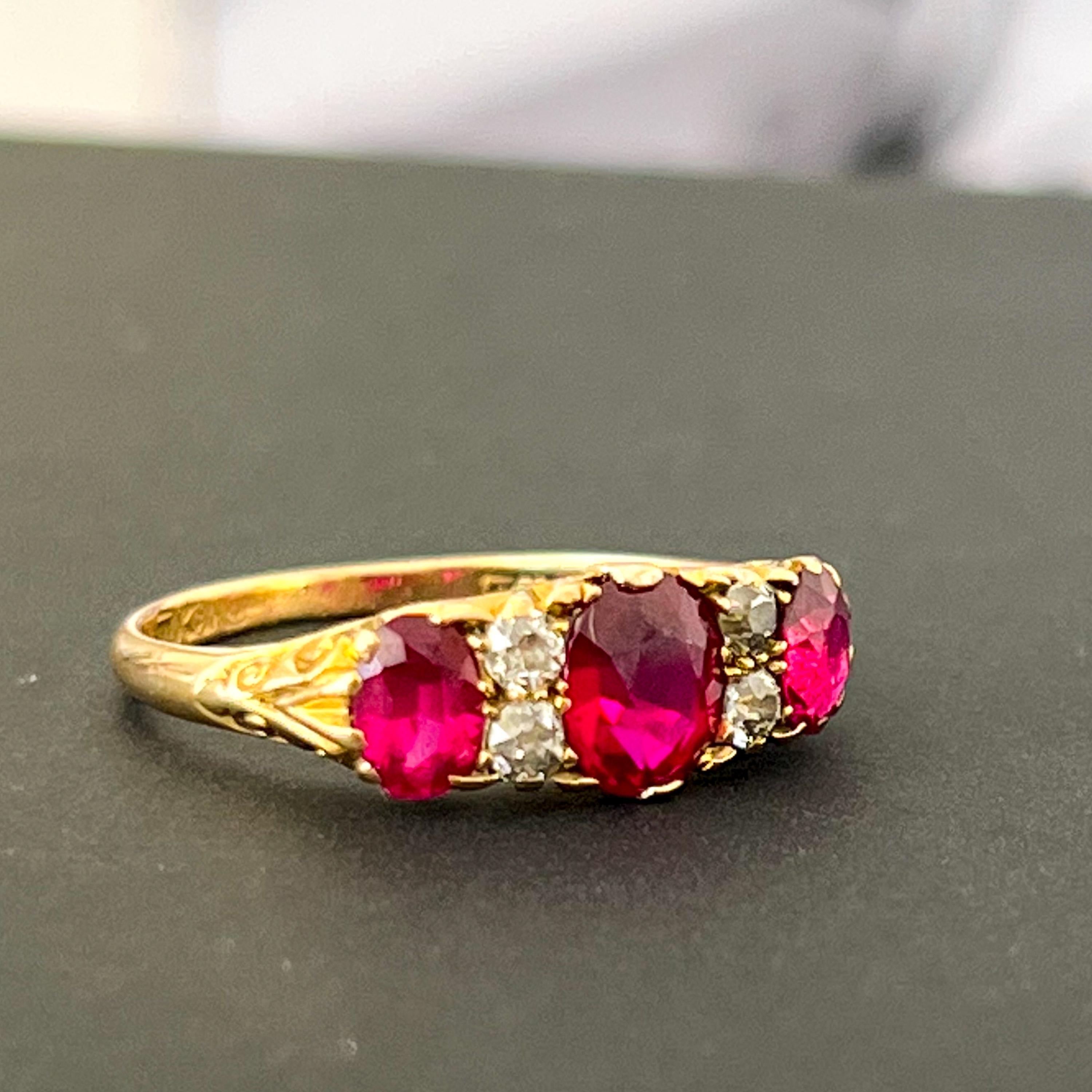Anillo Antiguo de Oro de 18 Kilates con Rubí y Diamantes talla antigua en Bueno estado para la venta en Rotterdam, NL