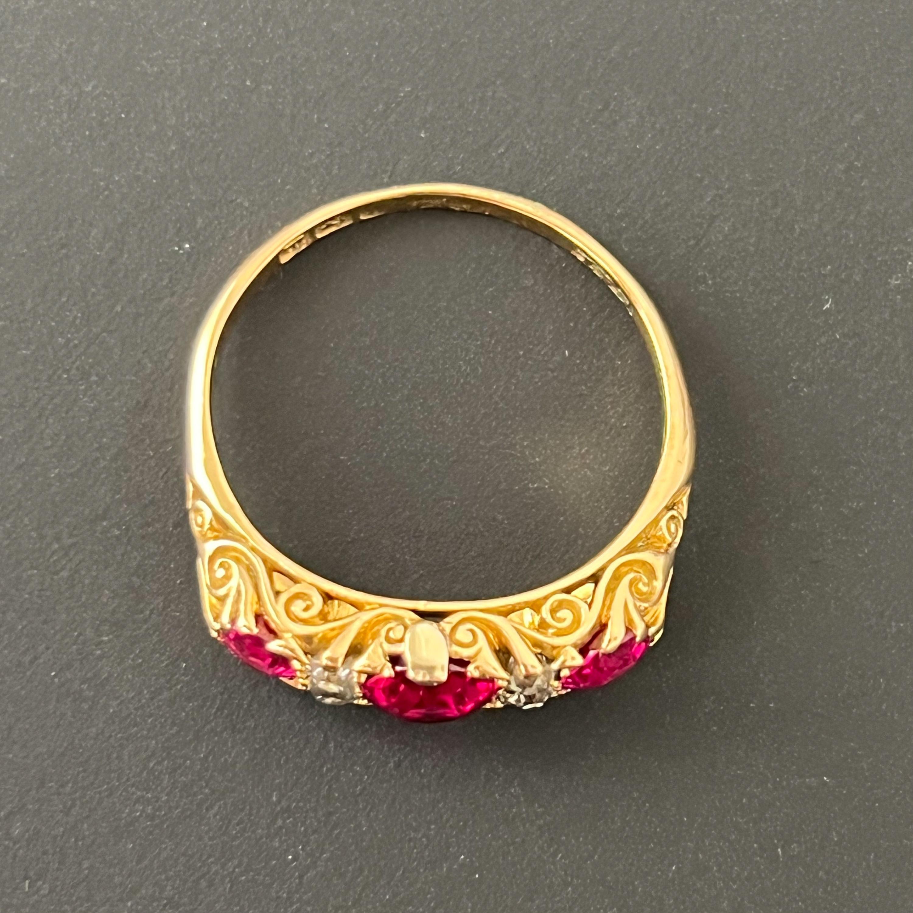 De las mujeres Anillo Antiguo de Oro de 18 Kilates con Rubí y Diamantes talla antigua en venta