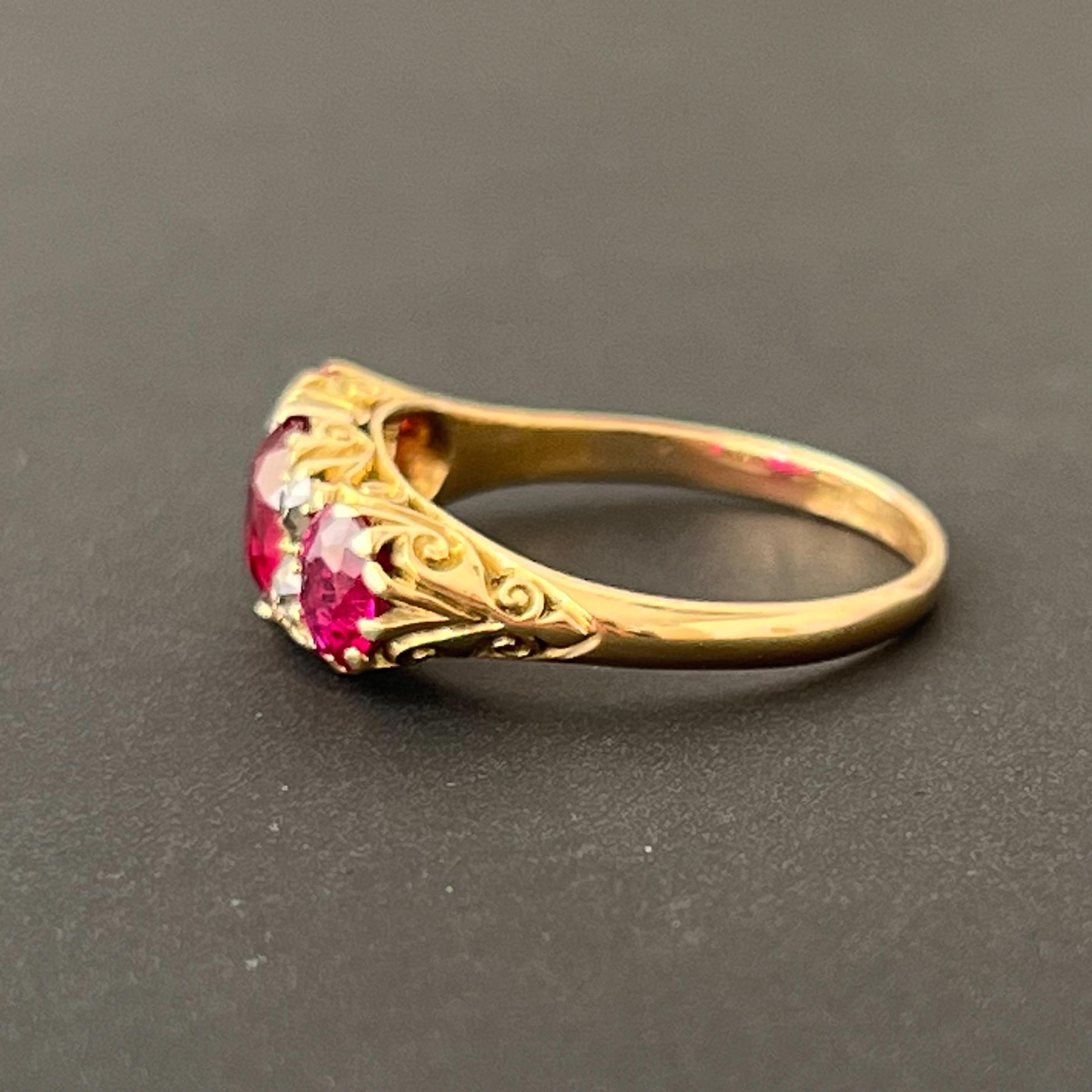 Anillo Antiguo de Oro de 18 Kilates con Rubí y Diamantes talla antigua en venta 1