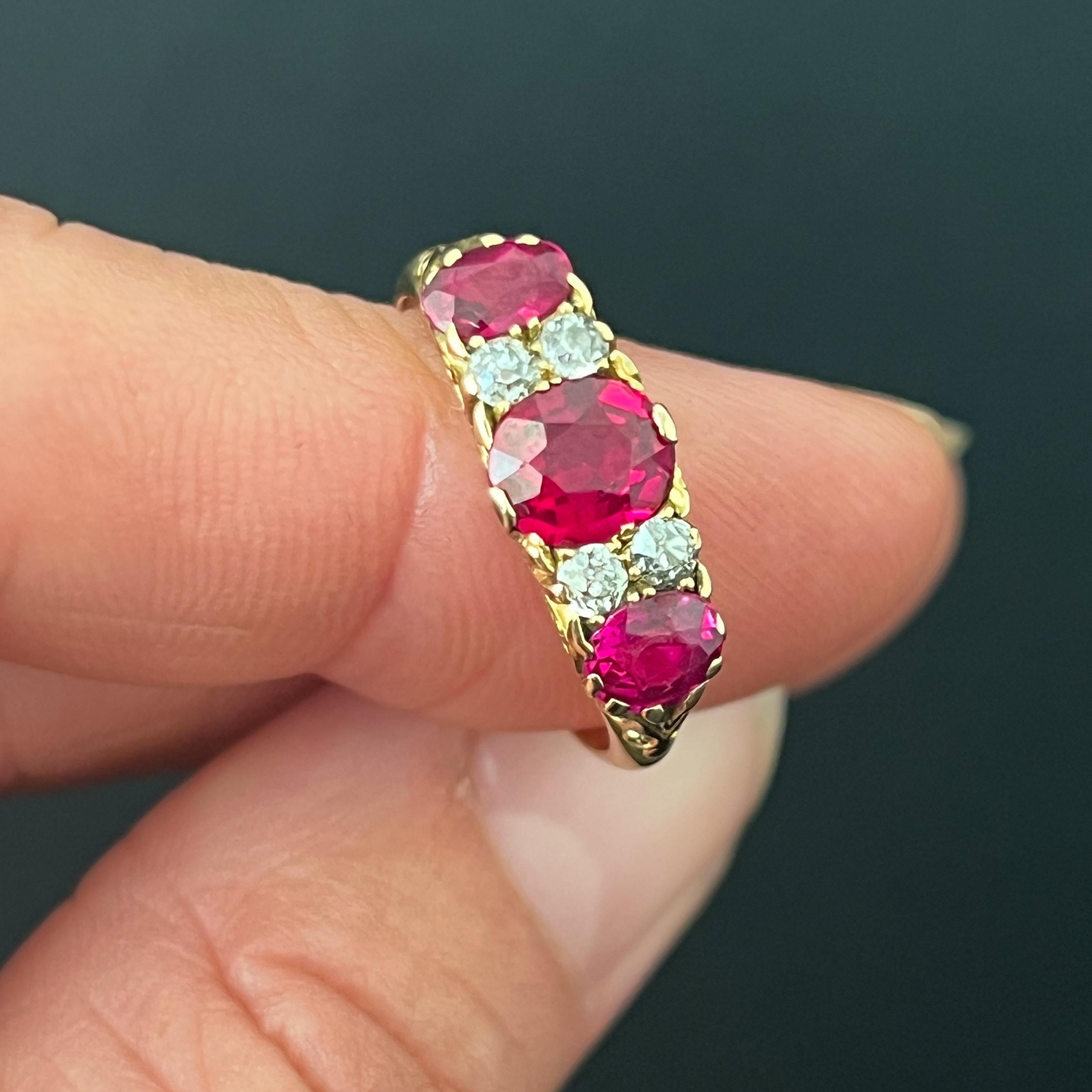 Anillo Antiguo de Oro de 18 Kilates con Rubí y Diamantes talla antigua en venta 2