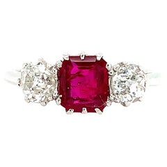 Verlobungsring mit Rubin und altgeschliffenen Diamanten Trilogie Platin