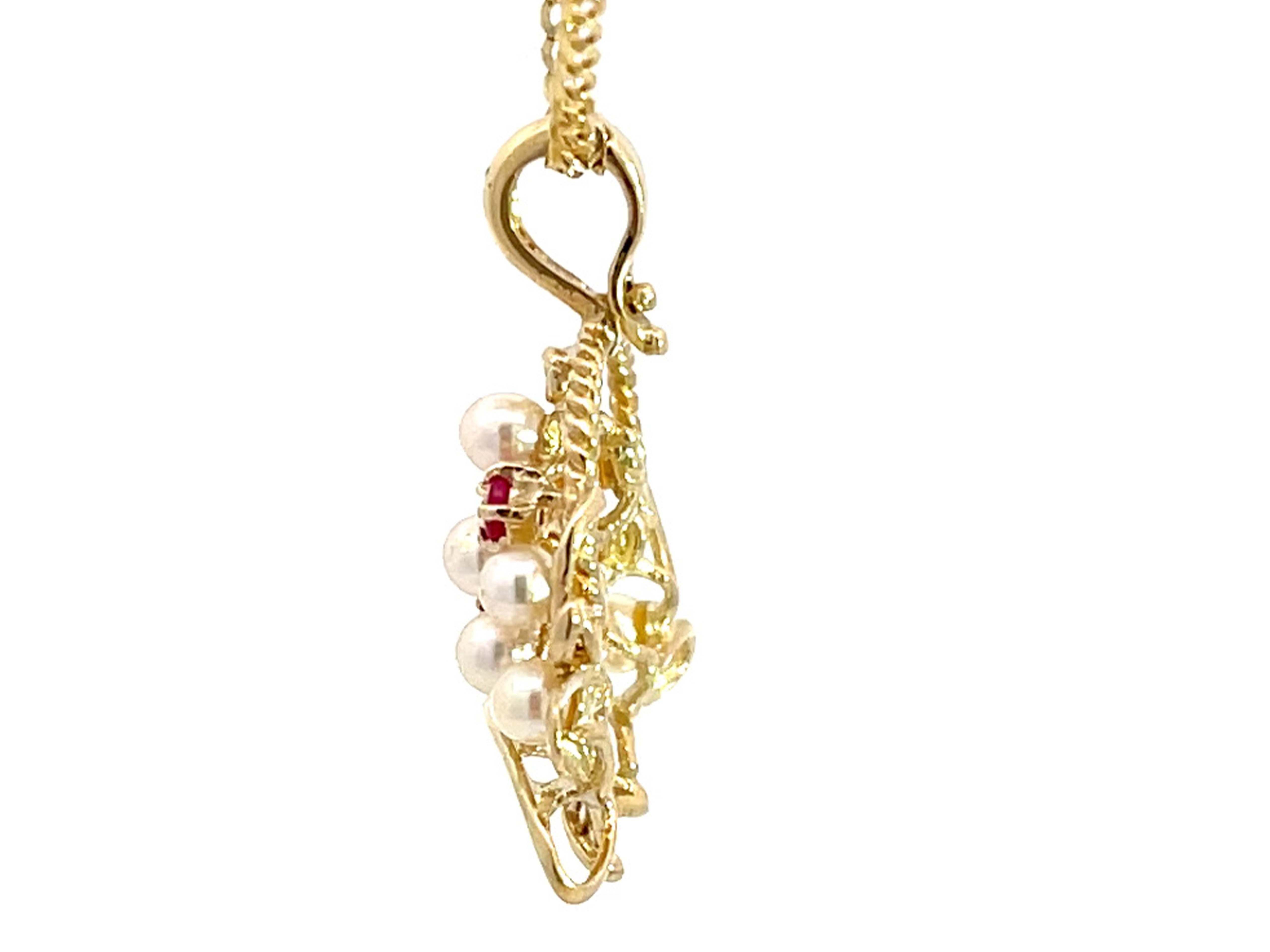 Moderne Pendentif panier en rubis et perles avec chaîne en or jaune 14 carats en vente