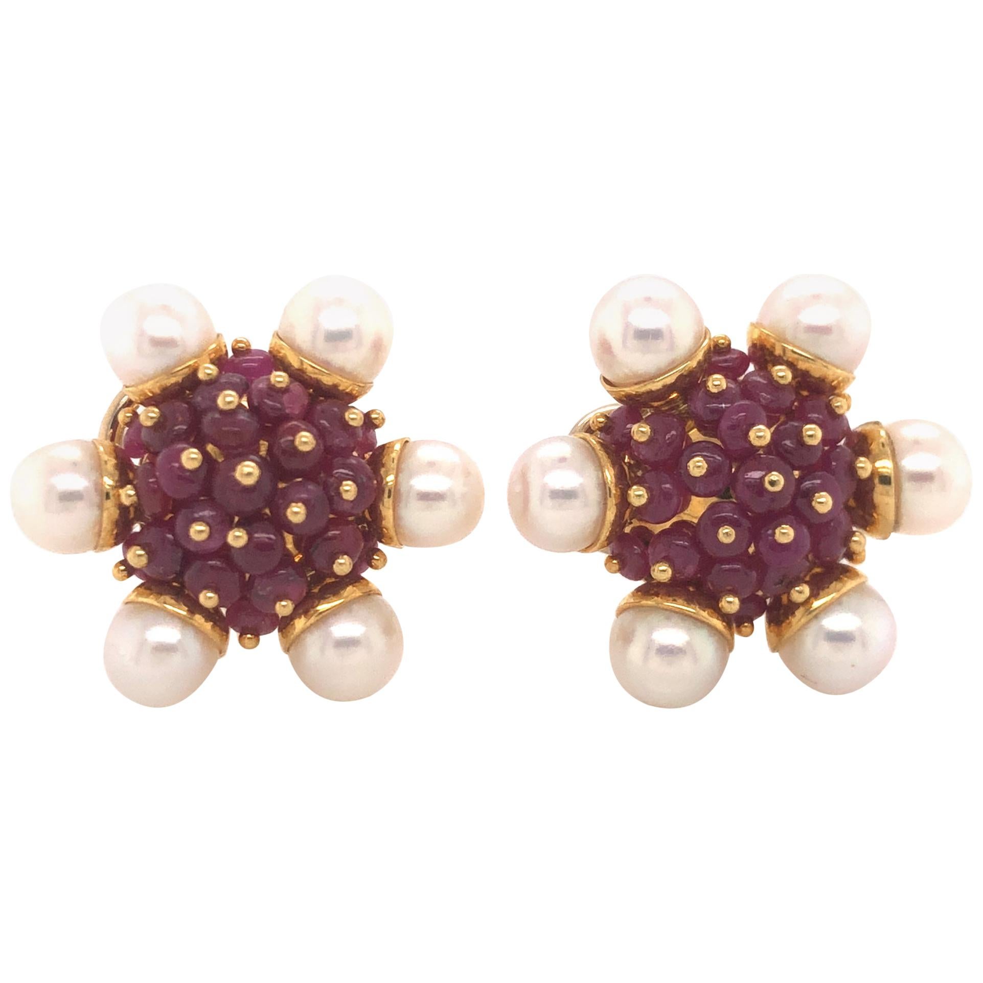 Boucles d'oreilles Zancan en or jaune 18 carats avec grappe de rubis et de perles, Italie en vente