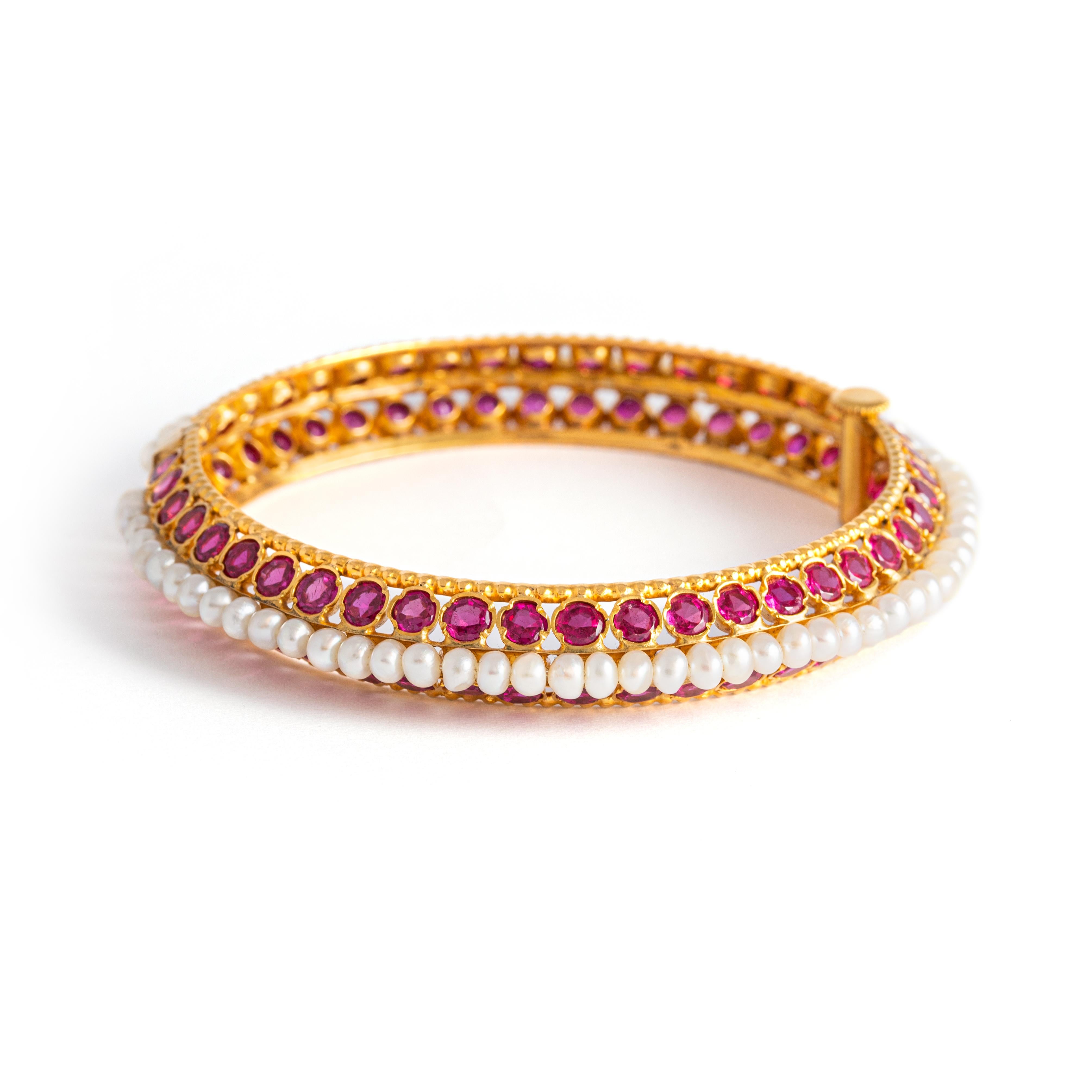Bracelet indien serti de perles baroques et de rubis ronds sur or jaune.
Circonférence : environ 19,00 centimètres.
Poids : 39.00 grammes.