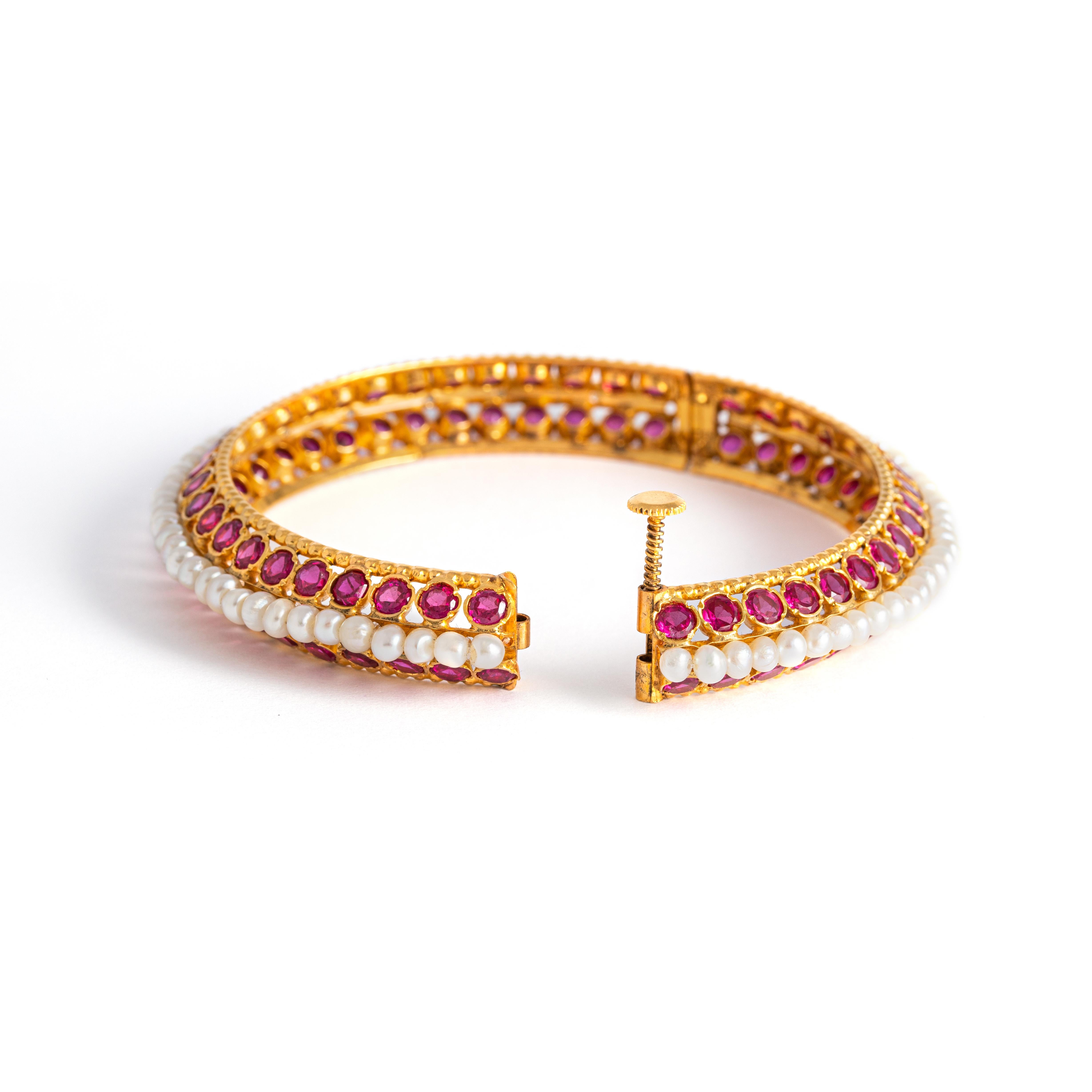 Taille ronde Bracelet en or avec rubis et perles en vente