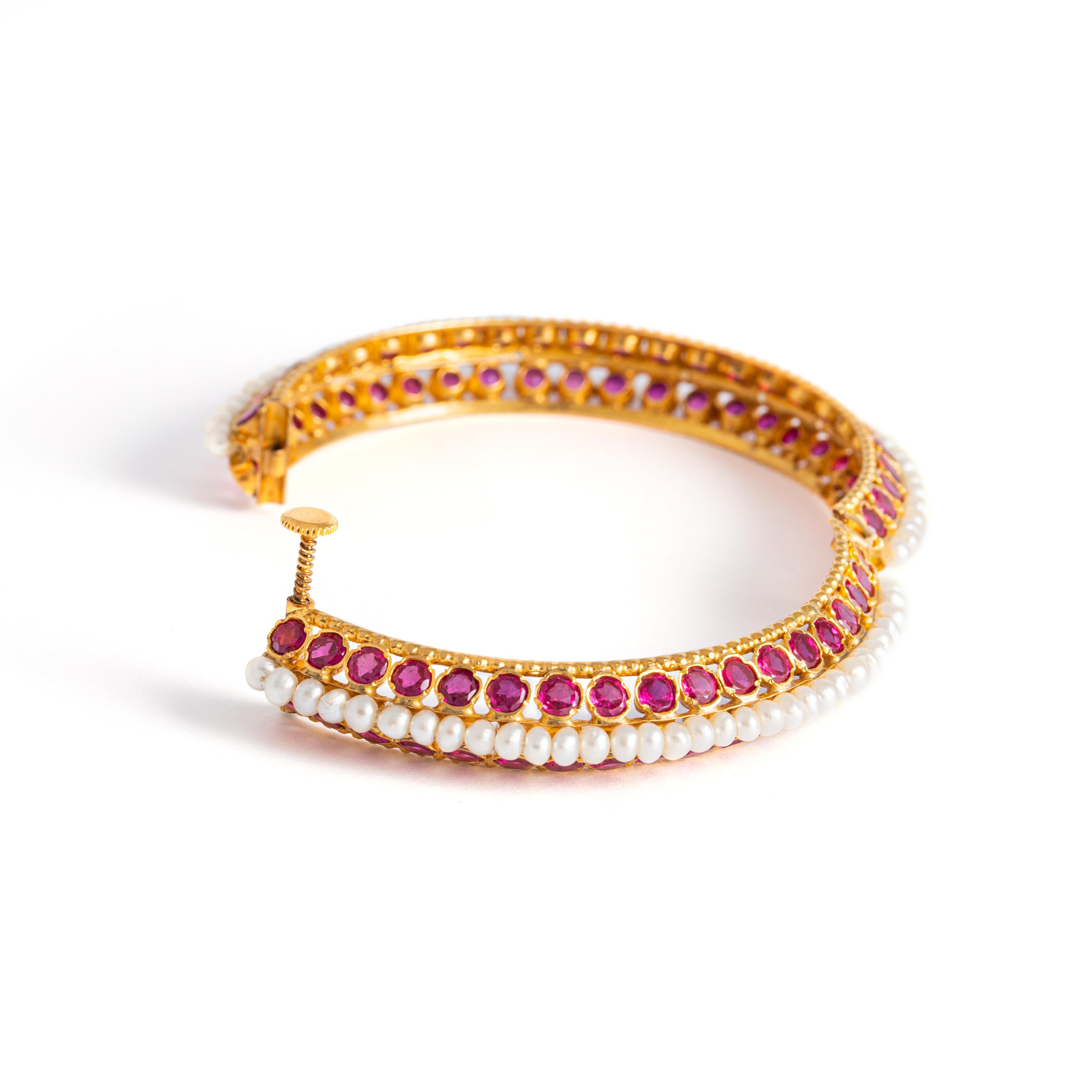 Bracelet en or avec rubis et perles Excellent état - En vente à Geneva, CH