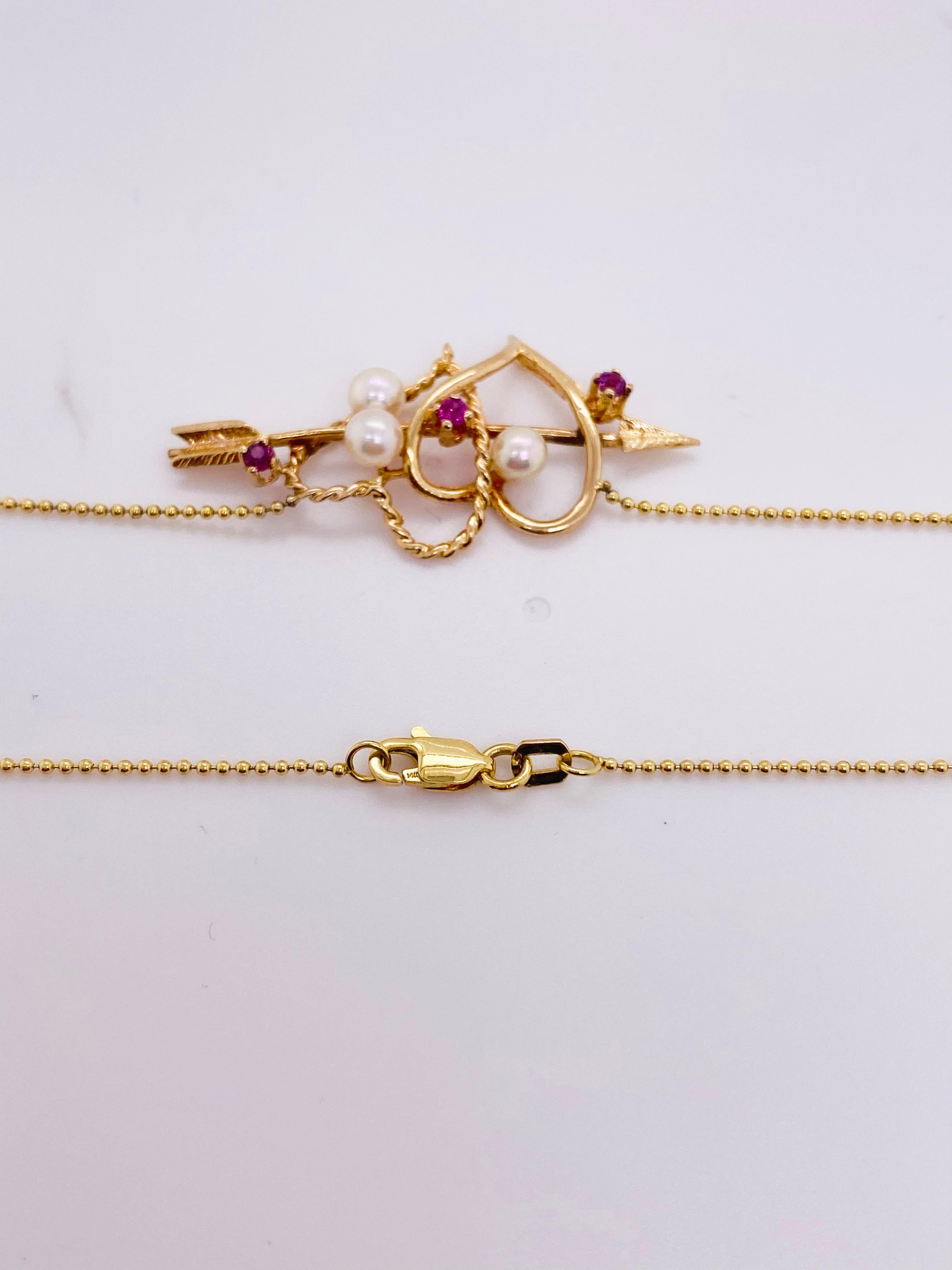 Taille ronde Collier de flèche en rubis, perles et cœur, collier pendentif de succession avec flèche de Cupidon en vente