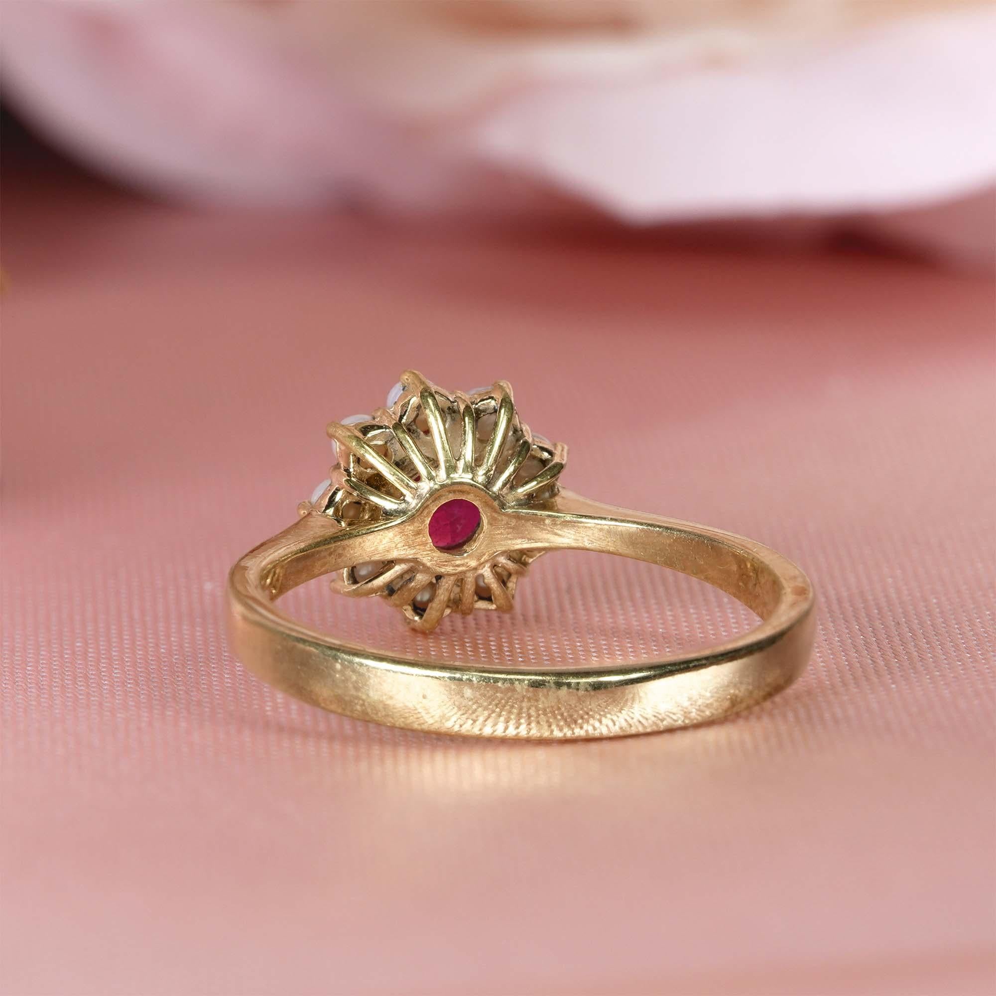 Anillo Floral Estilo Vintage de Rubí y Perla en Oro Amarillo Macizo de 14K en venta 7