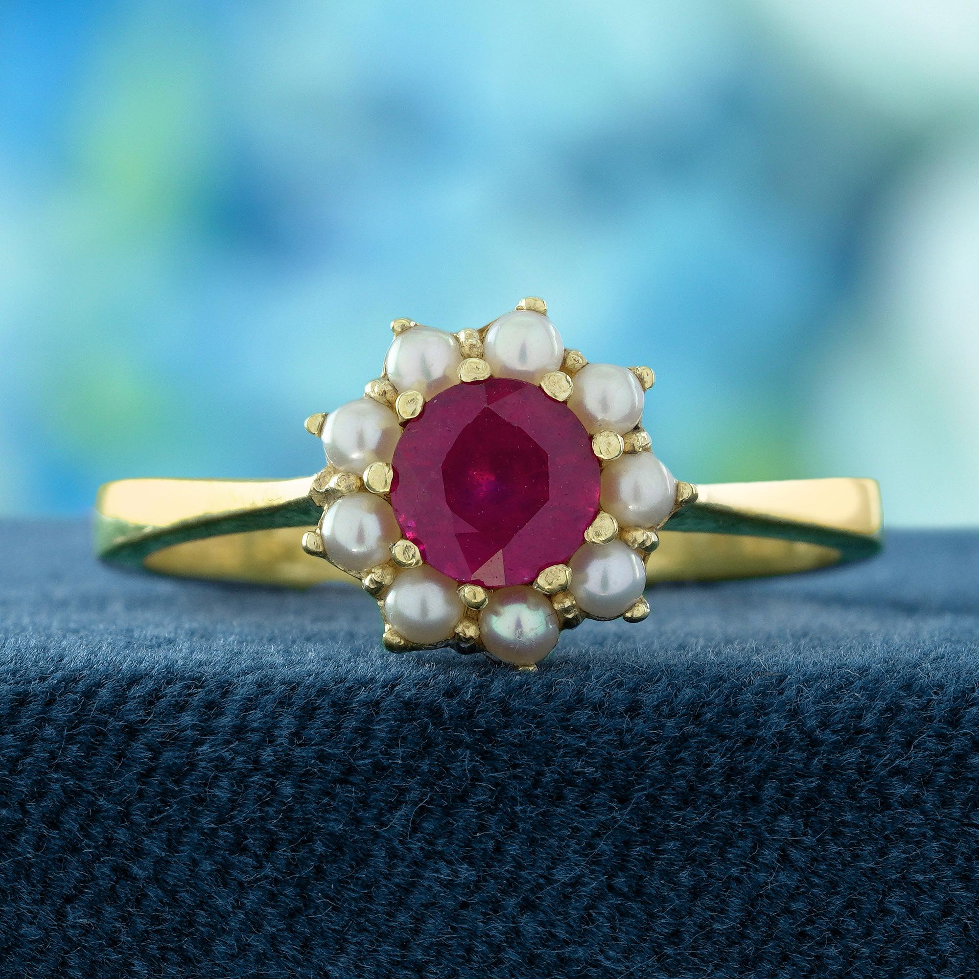Un vibrante rubí en el centro, rodeado de lustrosas perlas que realzan su rico tono rojo. El diseño de inspiración vintage presenta intrincados detalles florales en la banda, que añaden elegancia y encanto. La combinación del llamativo rubí y el