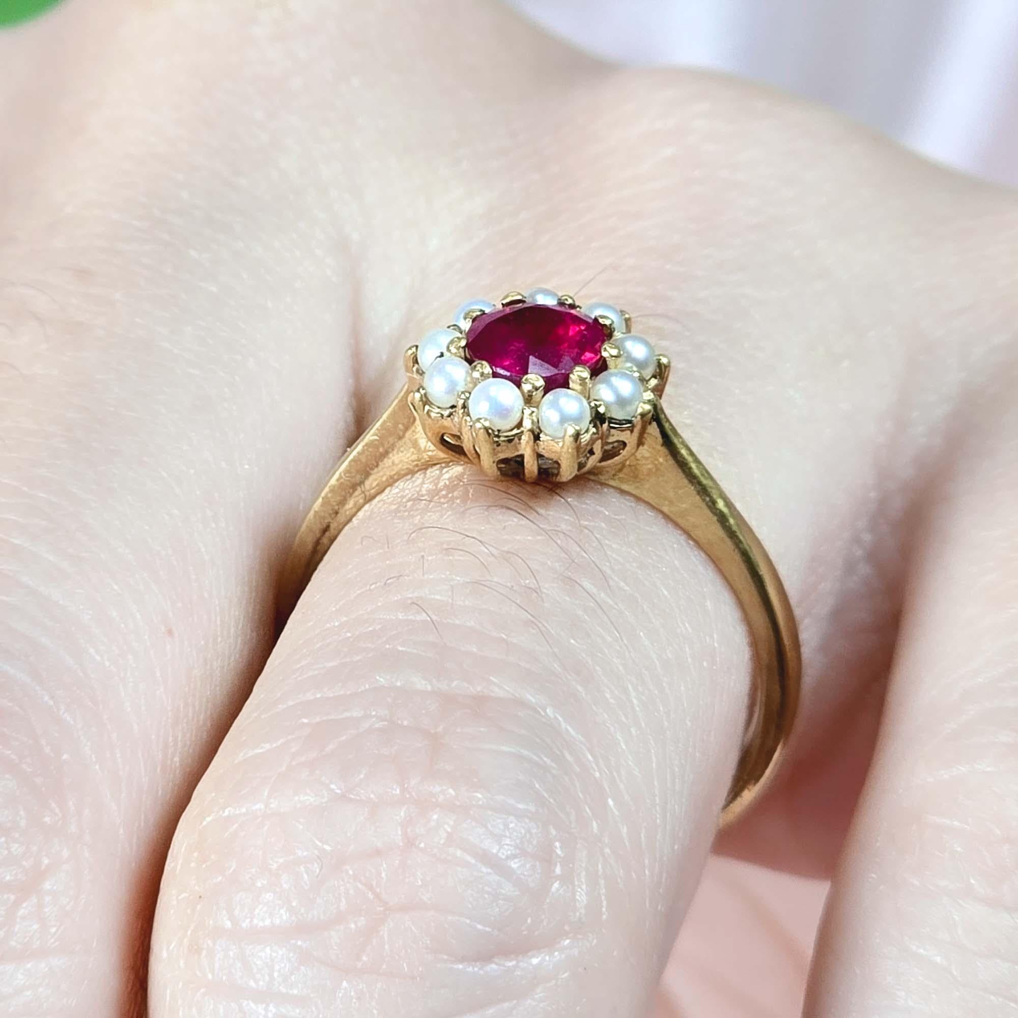 Anillo Floral Estilo Vintage de Rubí y Perla en Oro Amarillo Macizo de 14K en venta 3