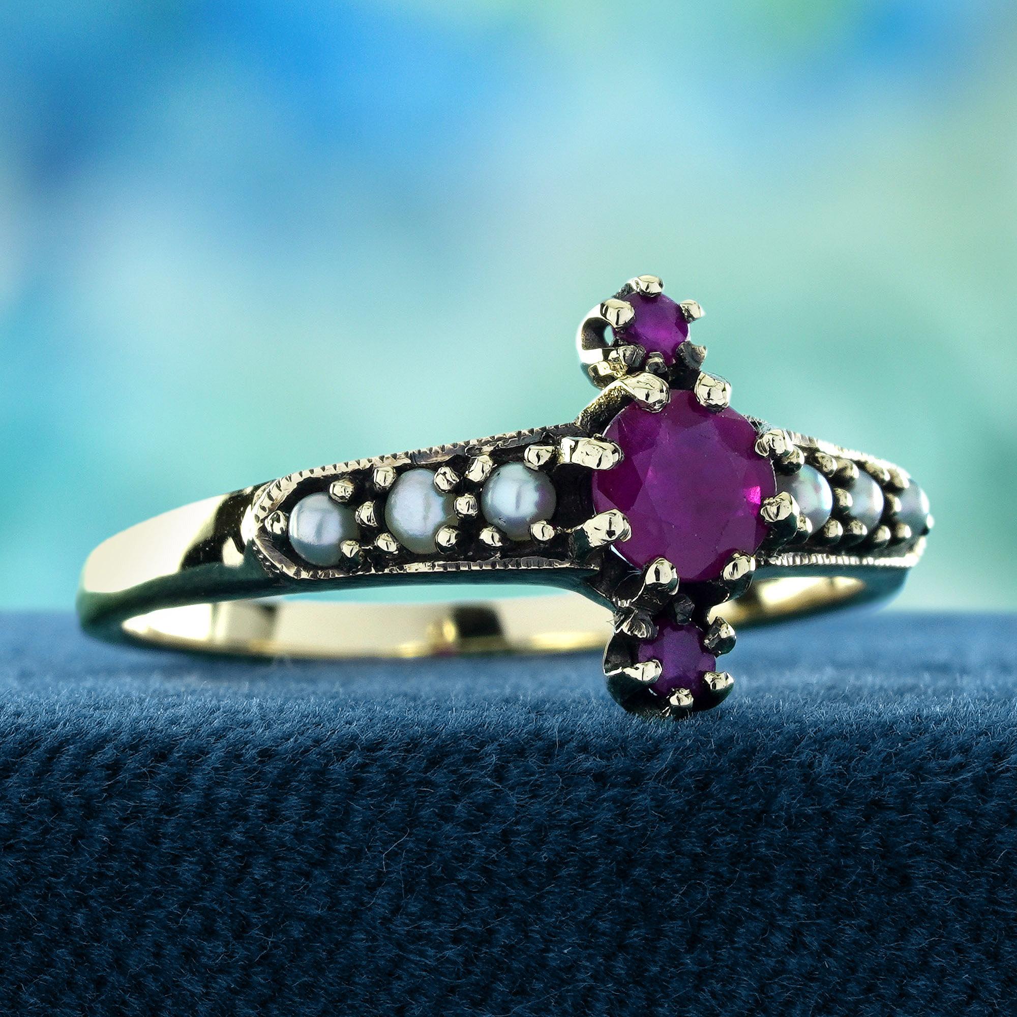 Edoardiano Ruby and Pearl Vintage Style Ring in Solid 9K Yellow Gold in vendita