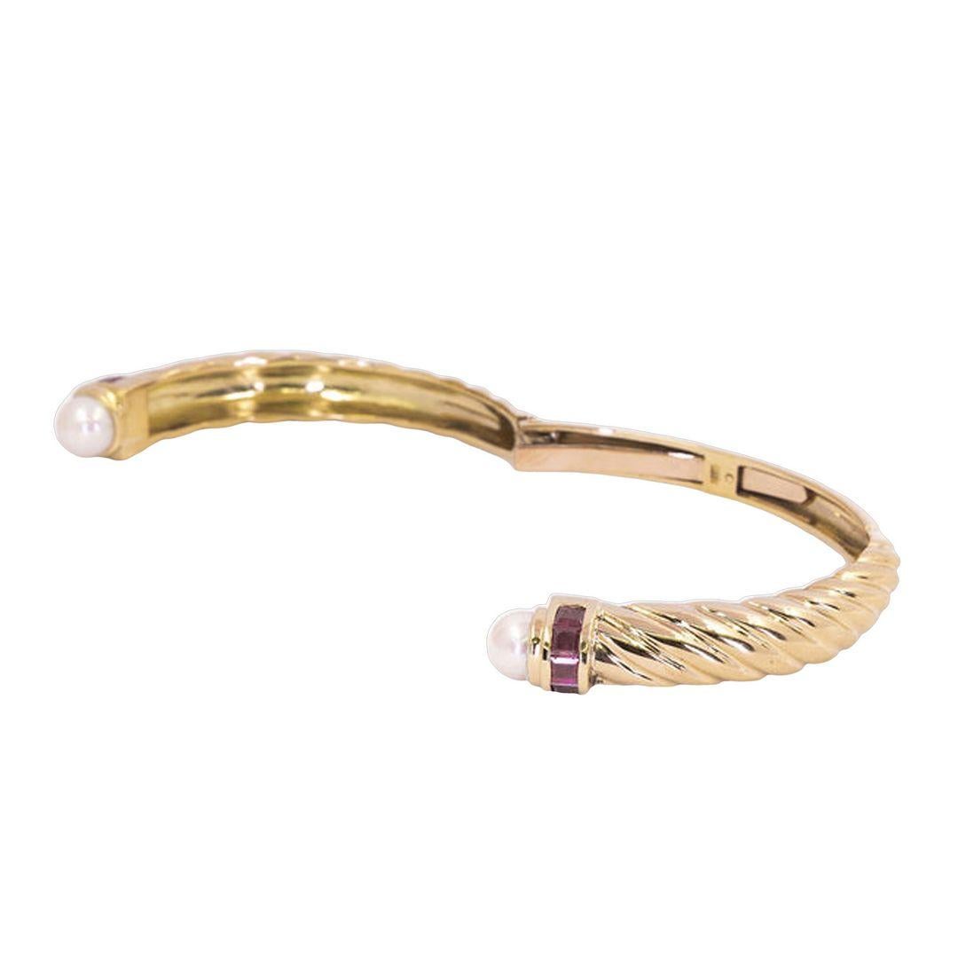 Taille carrée Bracelet manchette en or jaune avec rubis et perles en vente