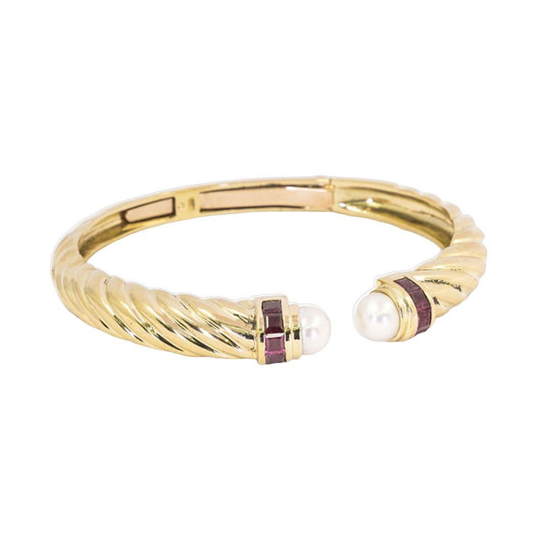 Bracelet manchette en or jaune avec rubis et perles Bon état - En vente à Coral Gables, FL
