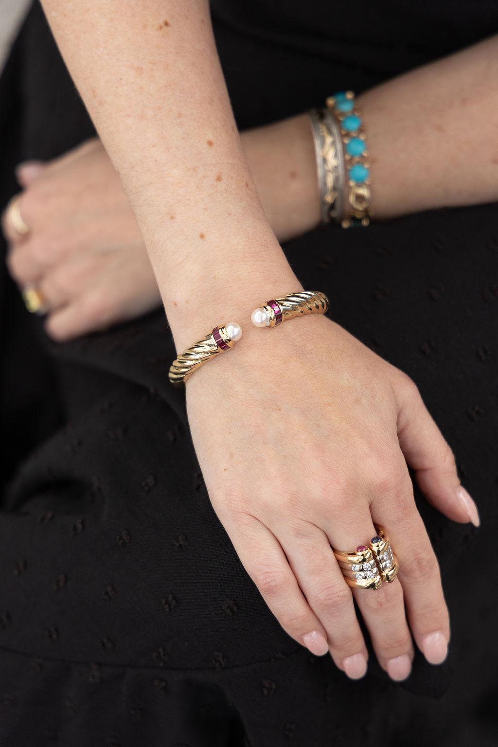 Bracelet manchette en or jaune avec rubis et perles Pour femmes en vente