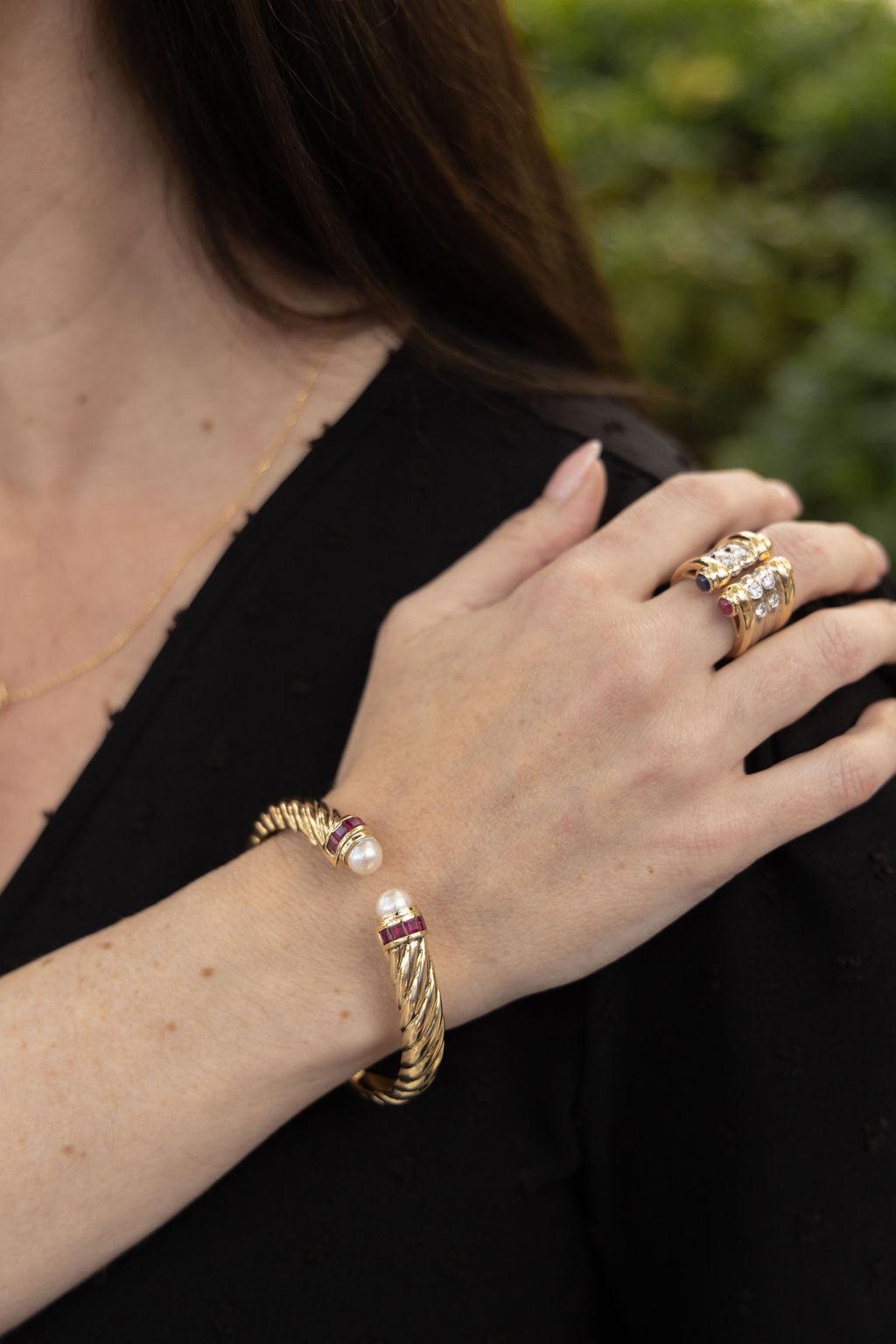 Bracelet manchette en or jaune avec rubis et perles en vente 1