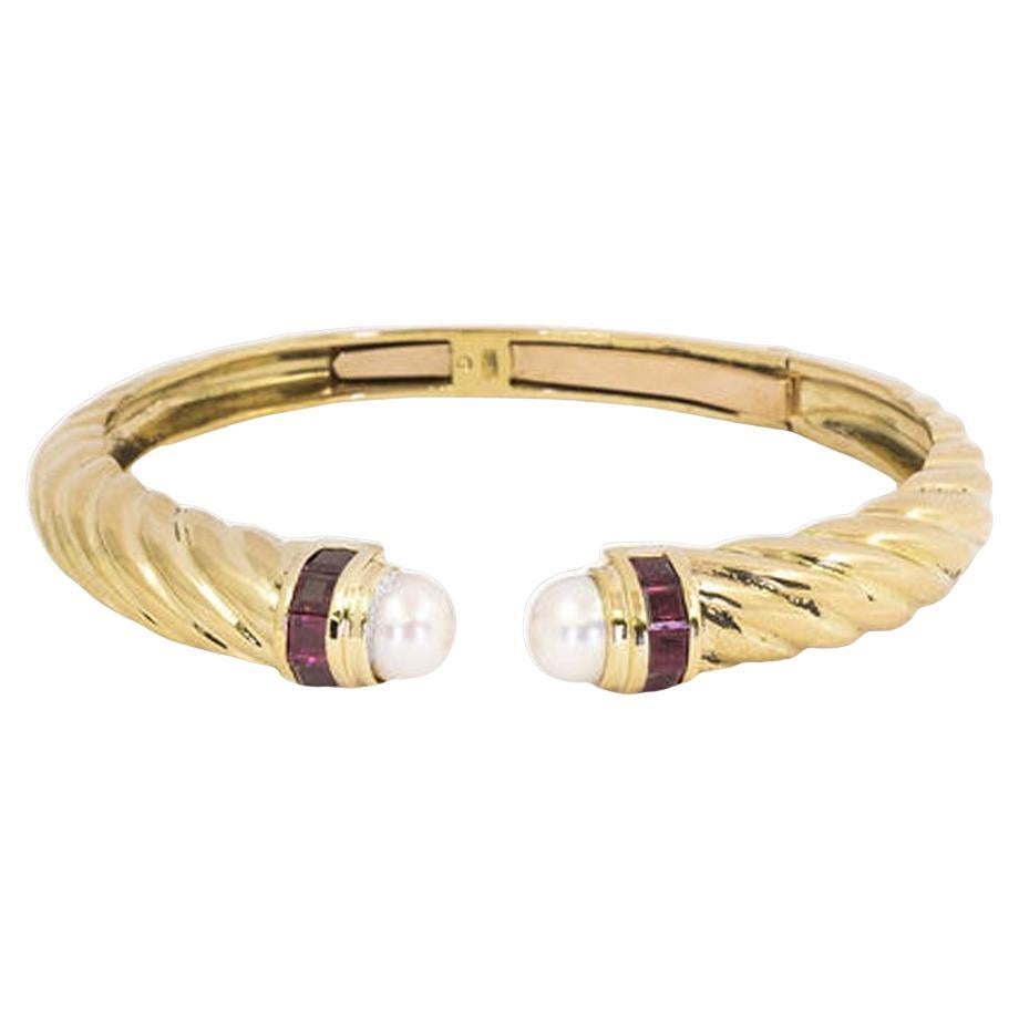 Bracelet manchette en or jaune avec rubis et perles en vente