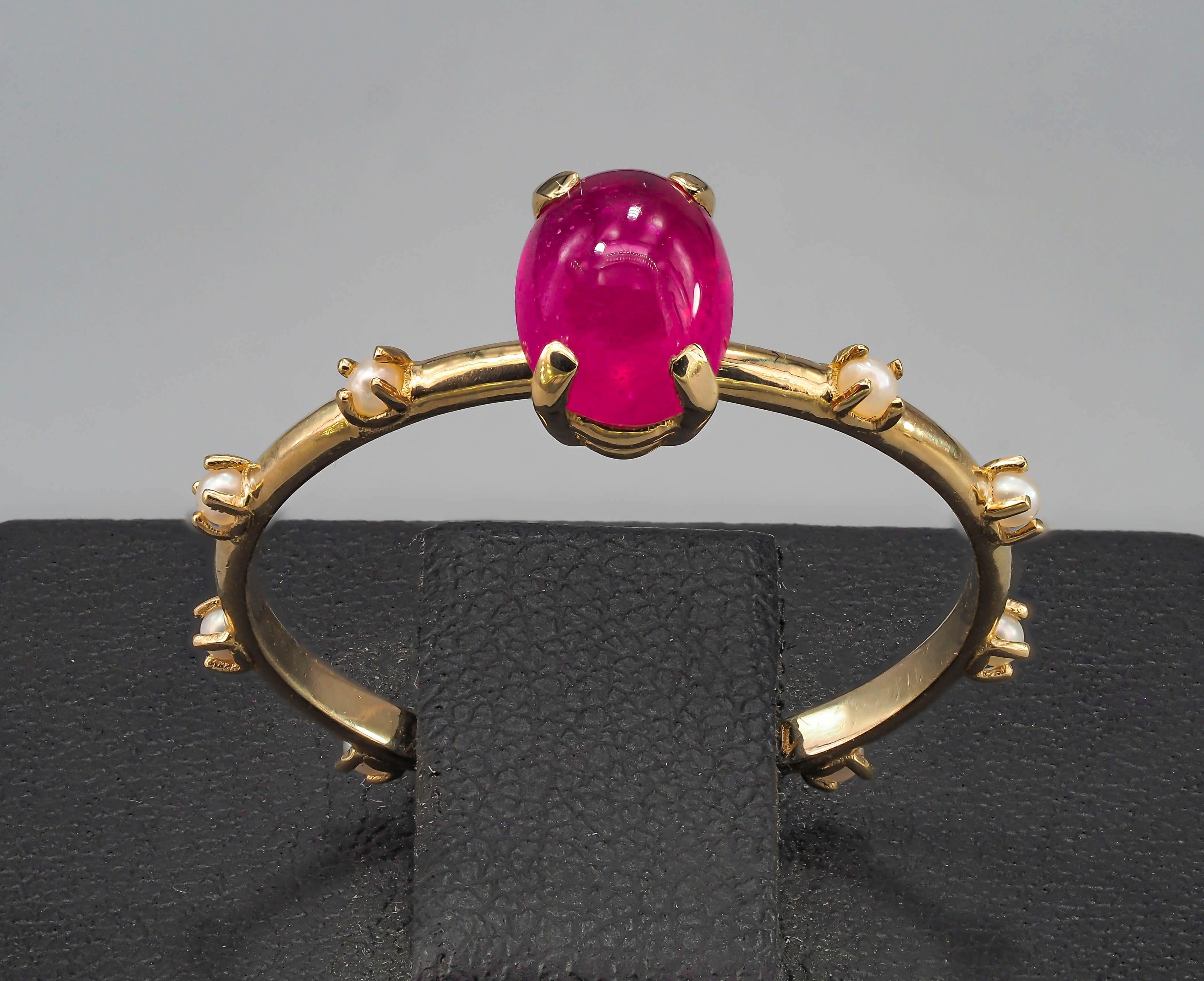 Taille ovale Bague en or 14k avec rubis et perles.  en vente