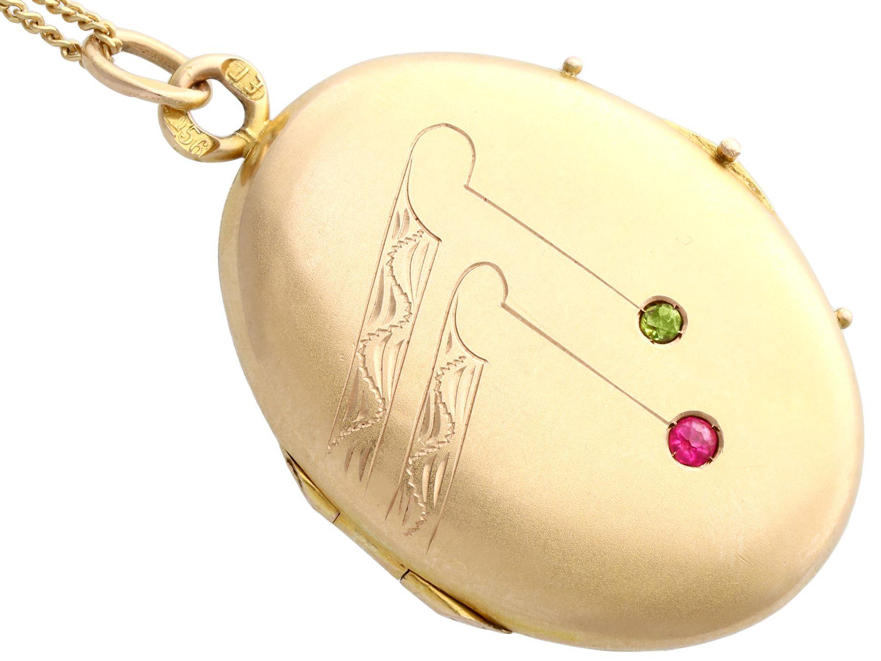 Antique Russian Ruby and Peridot Yellow Gold Locket Circa 1915 In Excellent Condition In Jesmond, Newcastle Upon Tyne