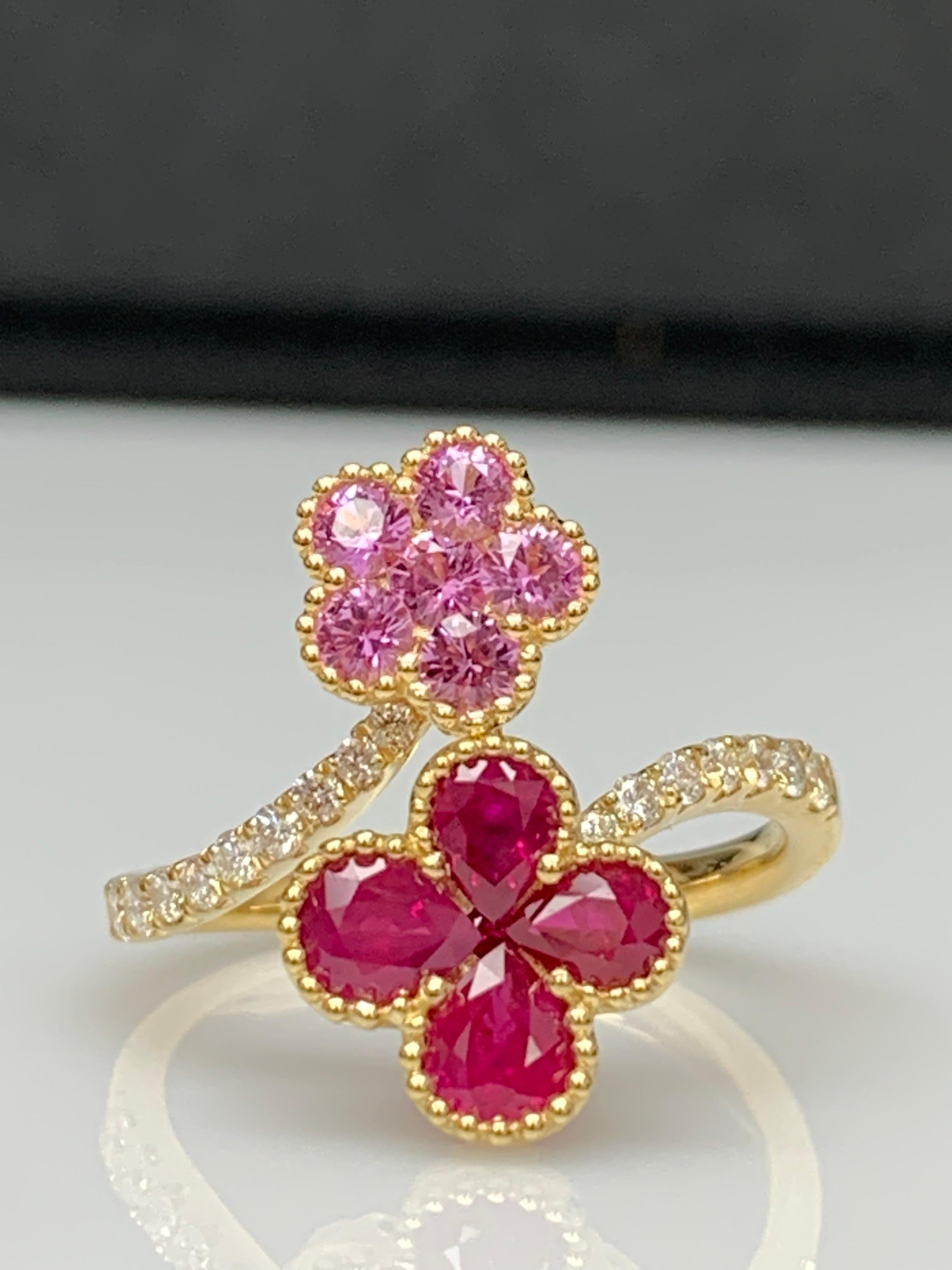 Bague en or jaune 18K avec fleur de rubis et saphir rose et diamant en vente 4