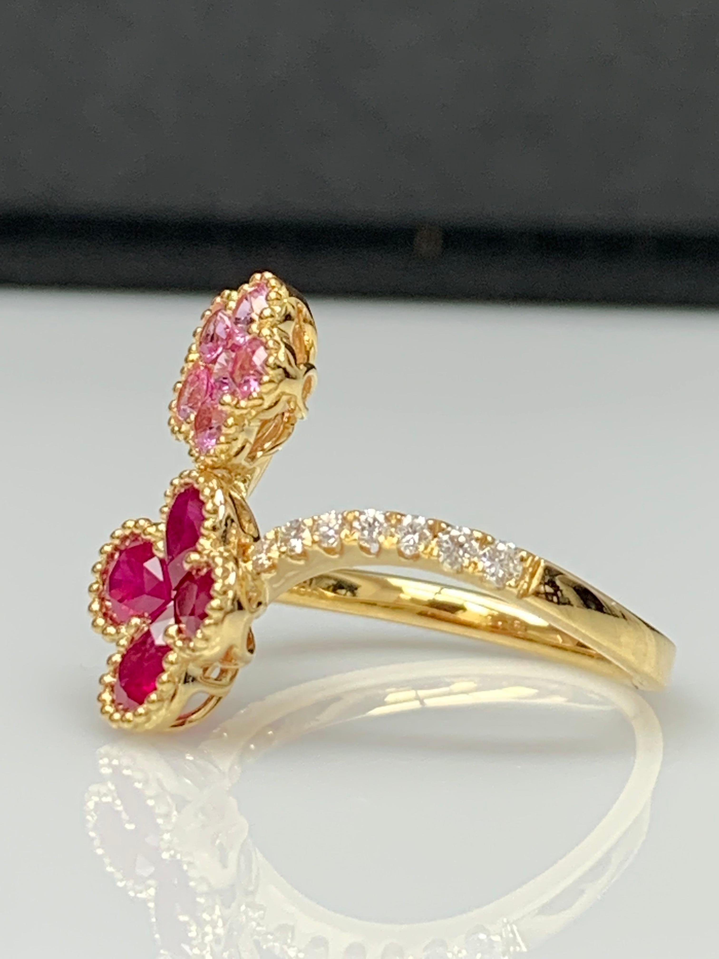 Bague en or jaune 18K avec fleur de rubis et saphir rose et diamant en vente 5