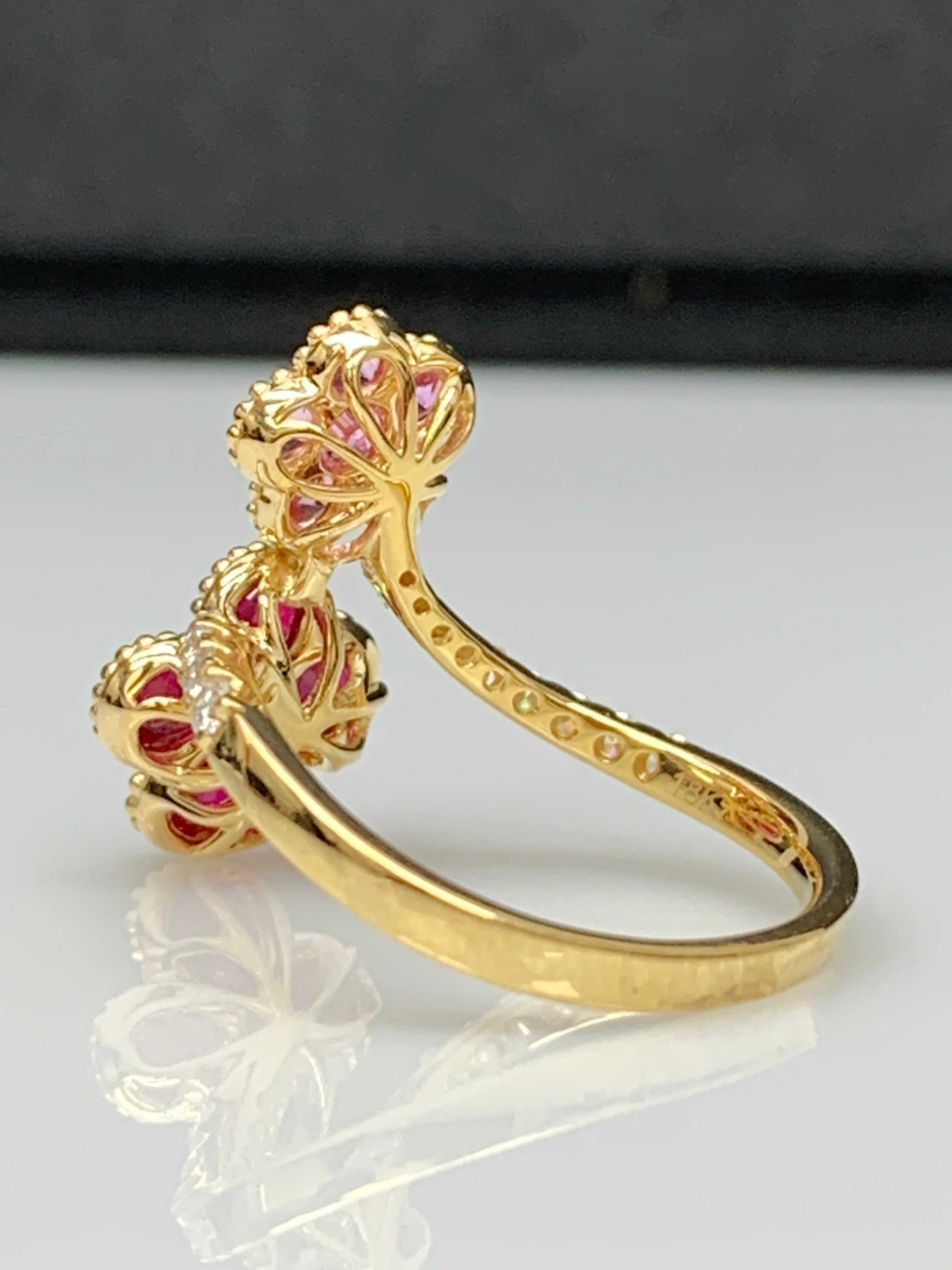 Bague en or jaune 18K avec fleur de rubis et saphir rose et diamant en vente 6