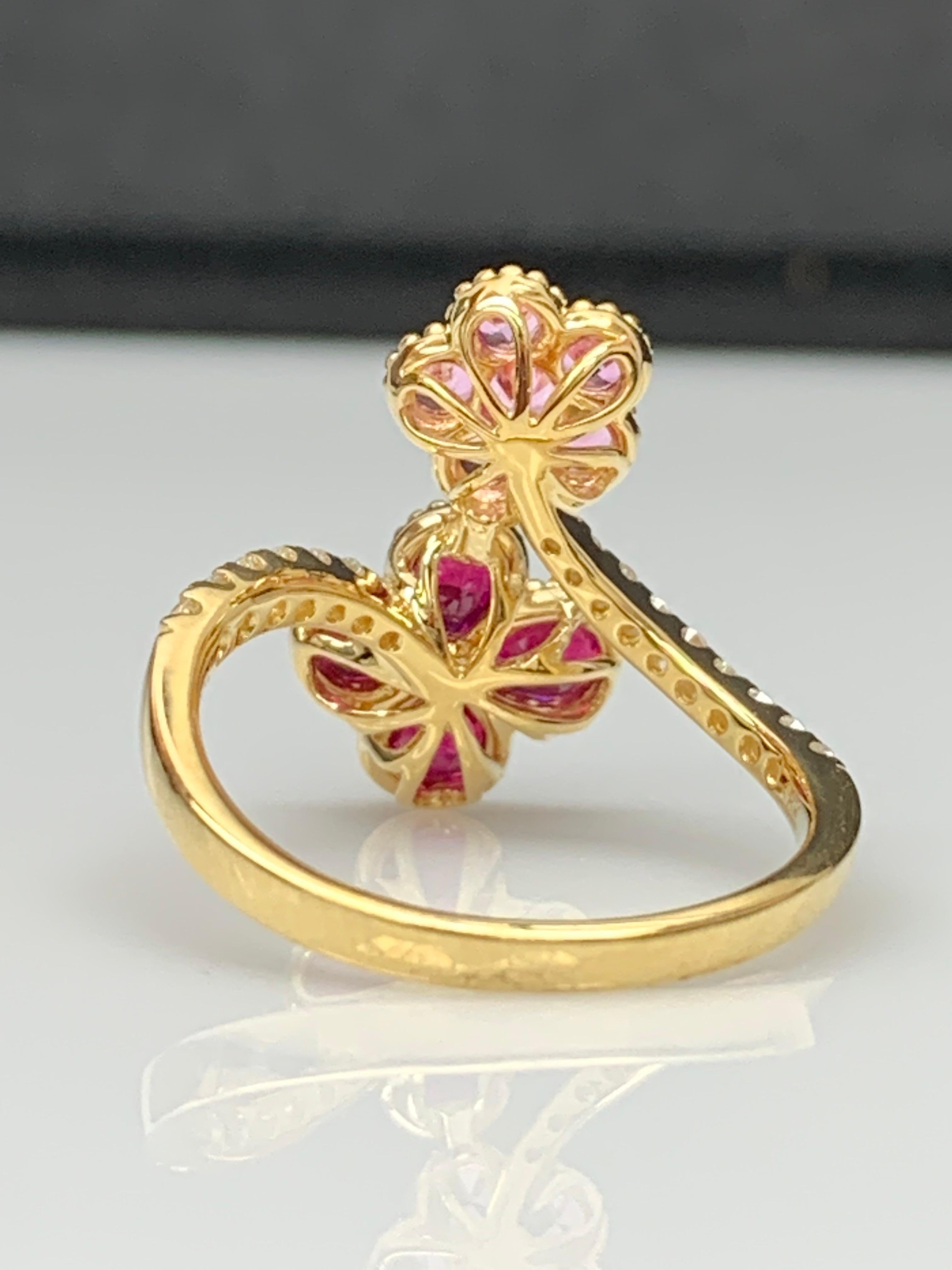 Bague en or jaune 18K avec fleur de rubis et saphir rose et diamant en vente 7