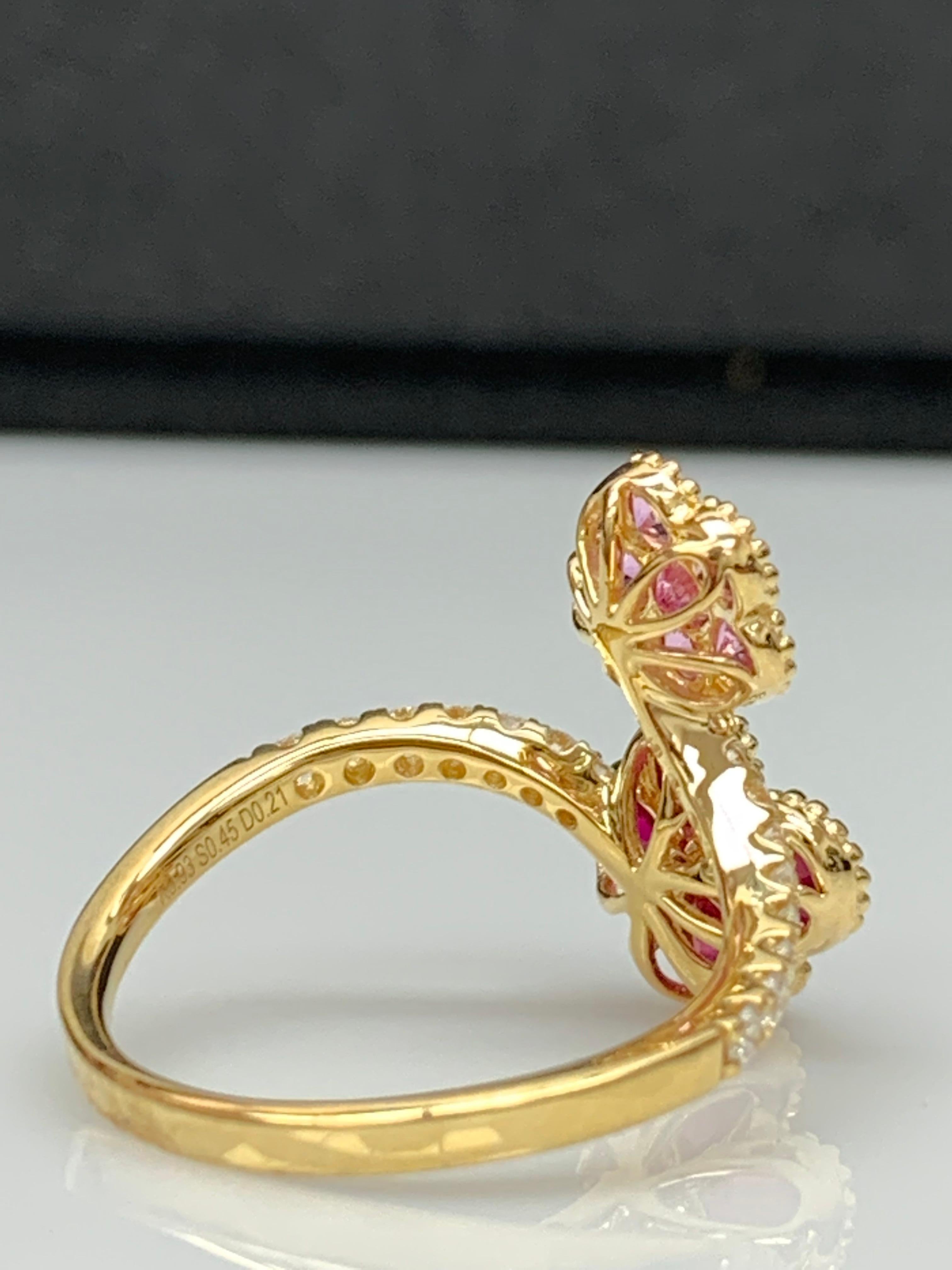 Bague en or jaune 18K avec fleur de rubis et saphir rose et diamant en vente 8