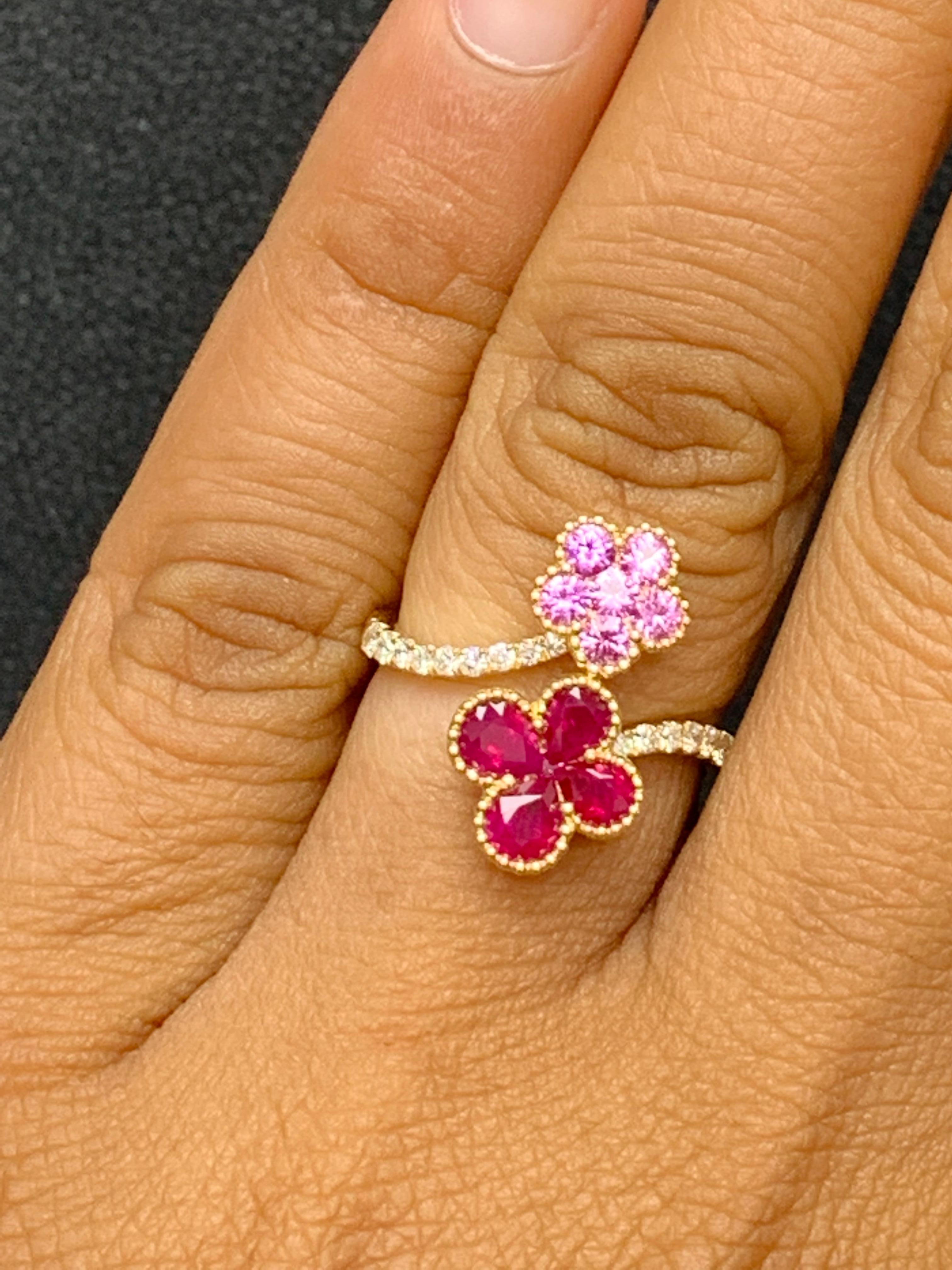 Un bijou à la mode, une bague fleur de cocktail présentant 0,92 carats de 4 rubis et 0,45 carats de 6 saphirs roses.  16 diamants d'accentuation pèsent 0,21 carat au total.

Taille américaine 6,5 (taille unique). 
Tous les diamants sont de couleur