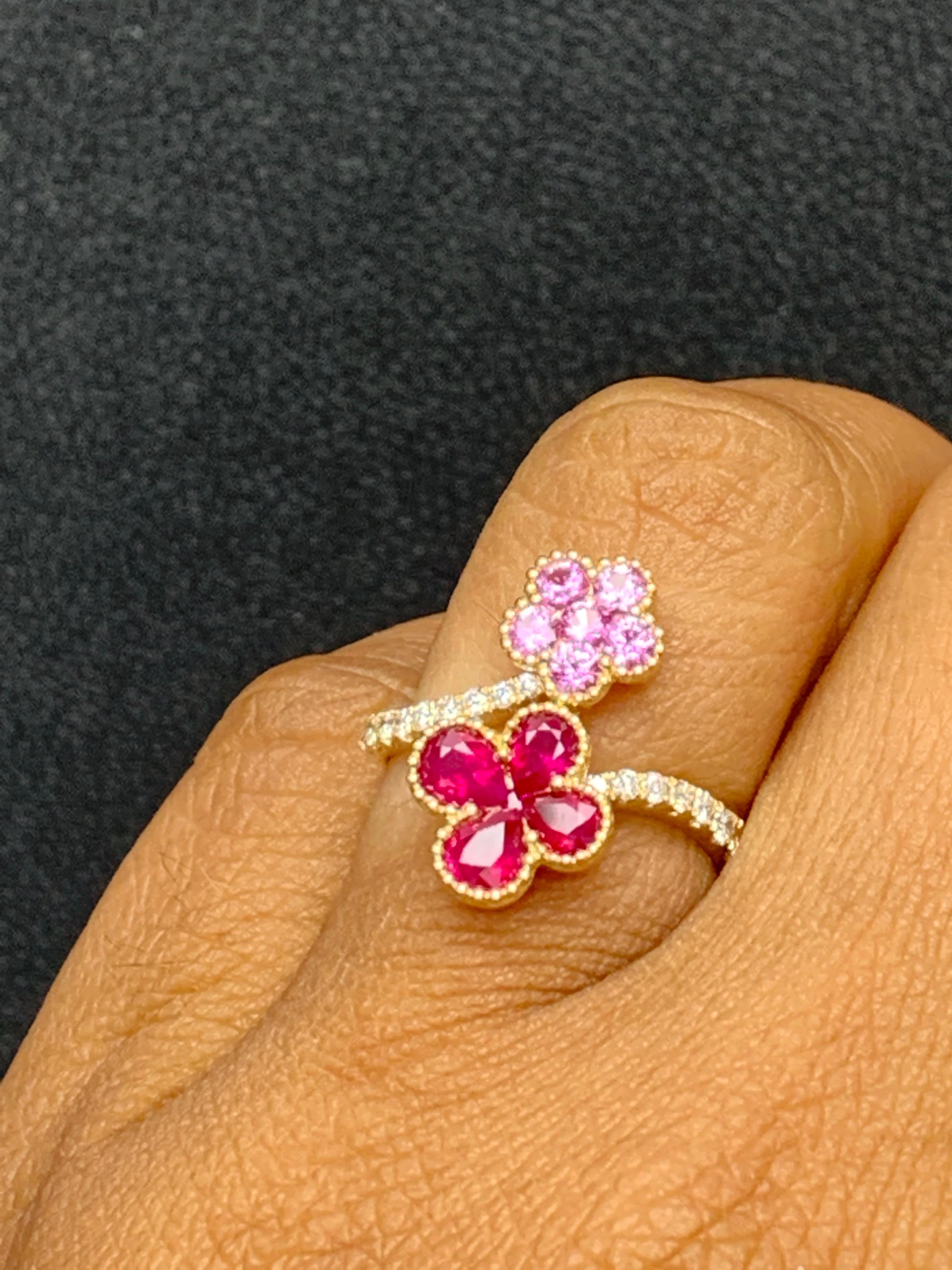Contemporain Bague en or jaune 18K avec fleur de rubis et saphir rose et diamant en vente